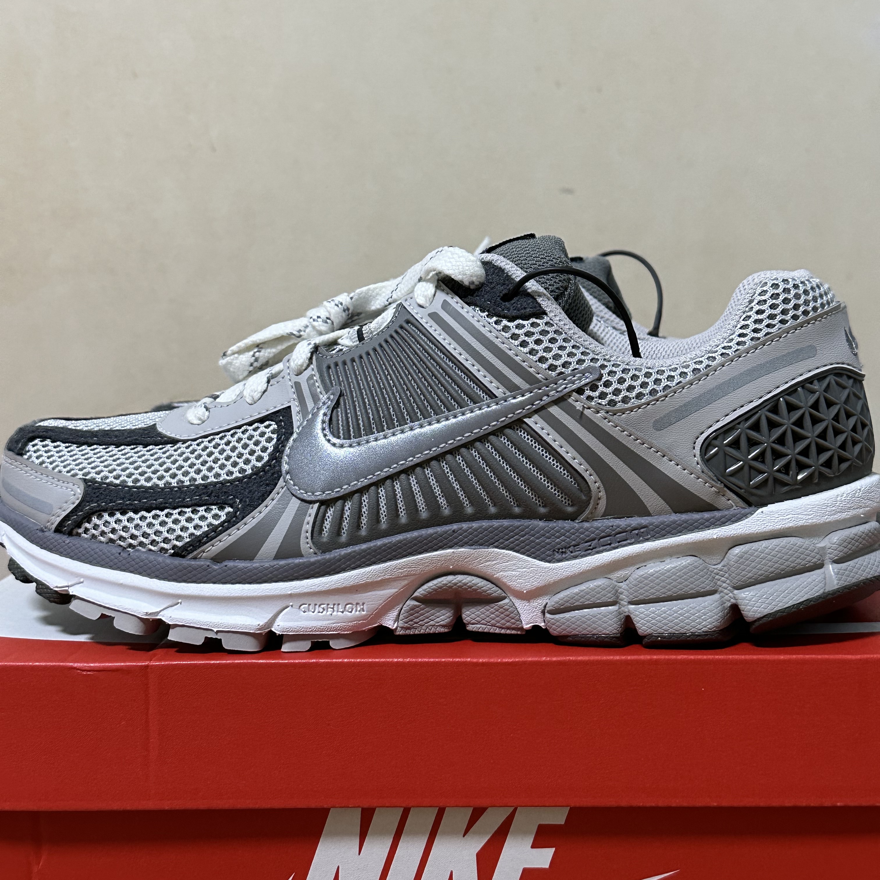 Nike Zoom Vomero 5 PRM Light Iron Ore and Flat Fewter 착용 스타일