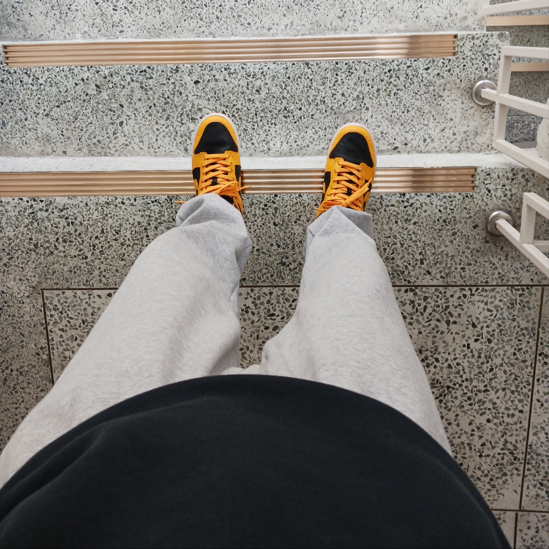 New Balance 327 Grey, Nike Dunk Low Retro Championship Goldenrod 착용 스타일 - 2