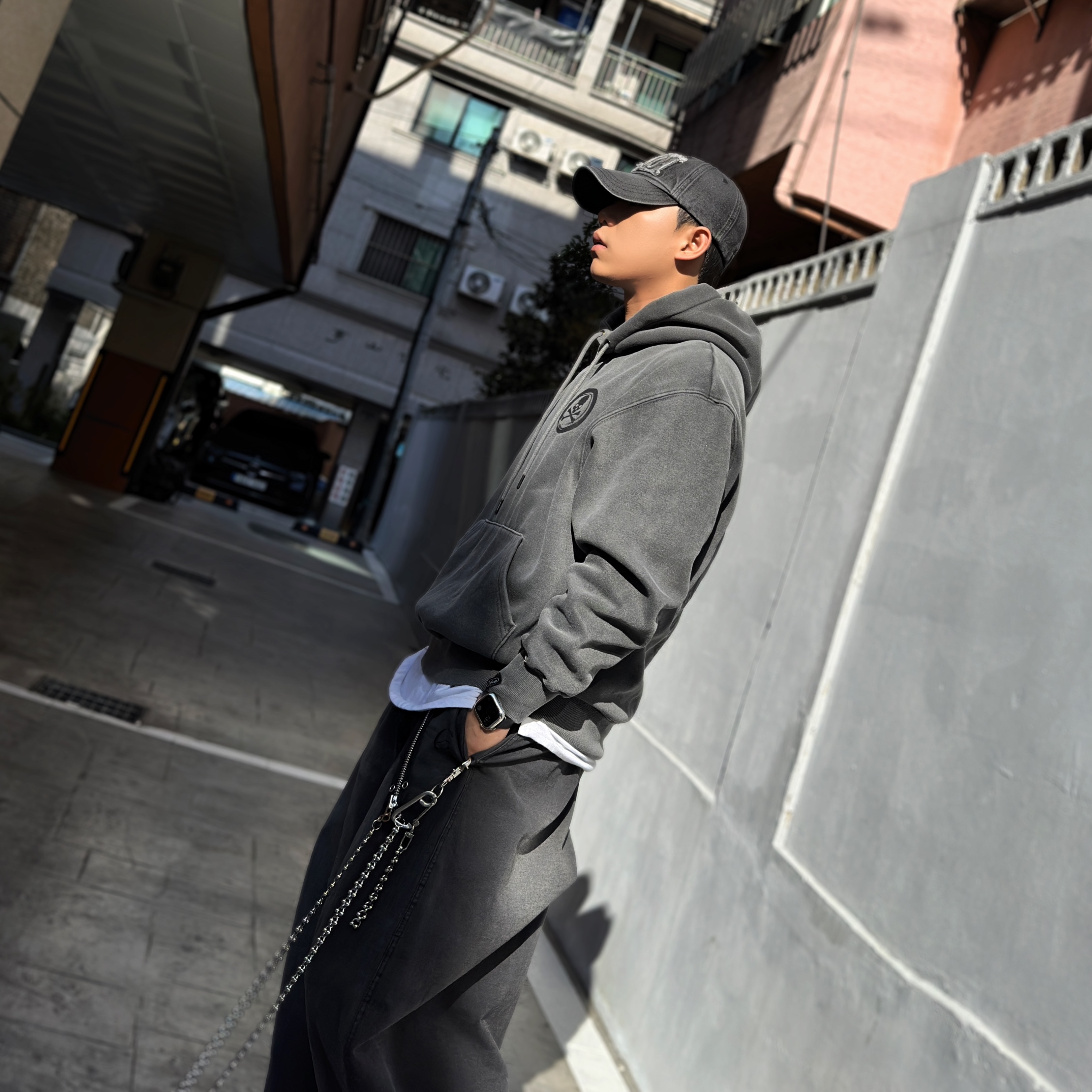 Test Artifact TASH Dubre 001 Steel, Prada Monolith Nuanced Brushed Leather Lace-Up Shoes Black Silver 착용 스타일 - 4