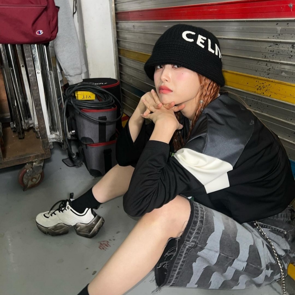 (W) Celine Cloche Bucket Hat in Seamless Cashmere Black 착용 스타일 - 2