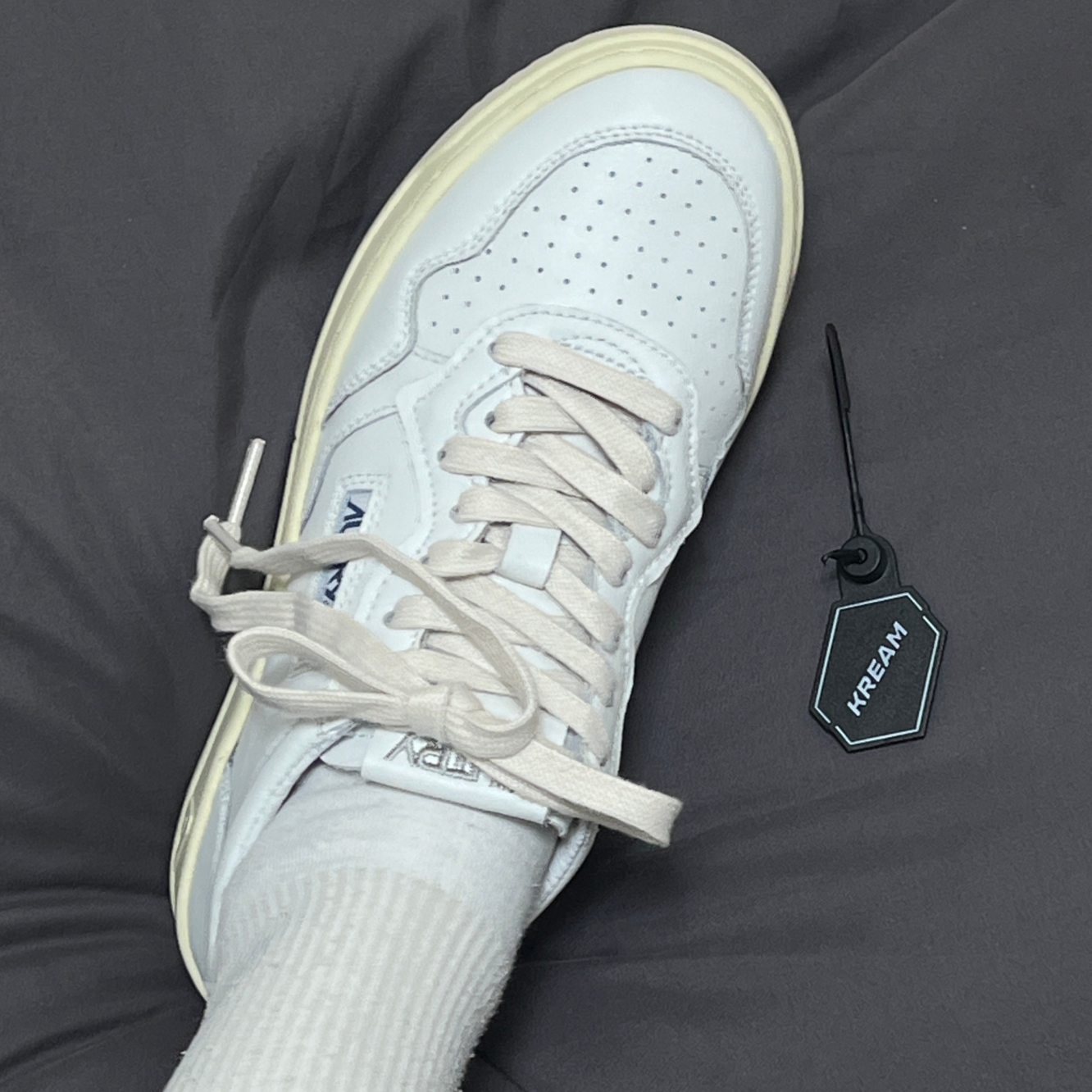 (W) Autry Medalist Low Leather Sneakers White 착용 스타일 - 2