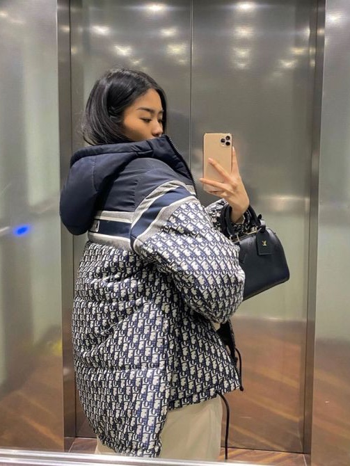 (W) Dior Reversible Cropped Down Jacket Blue and Ecru Dior Oblique Quilted Technical Taffeta 착용 스타일 - 3