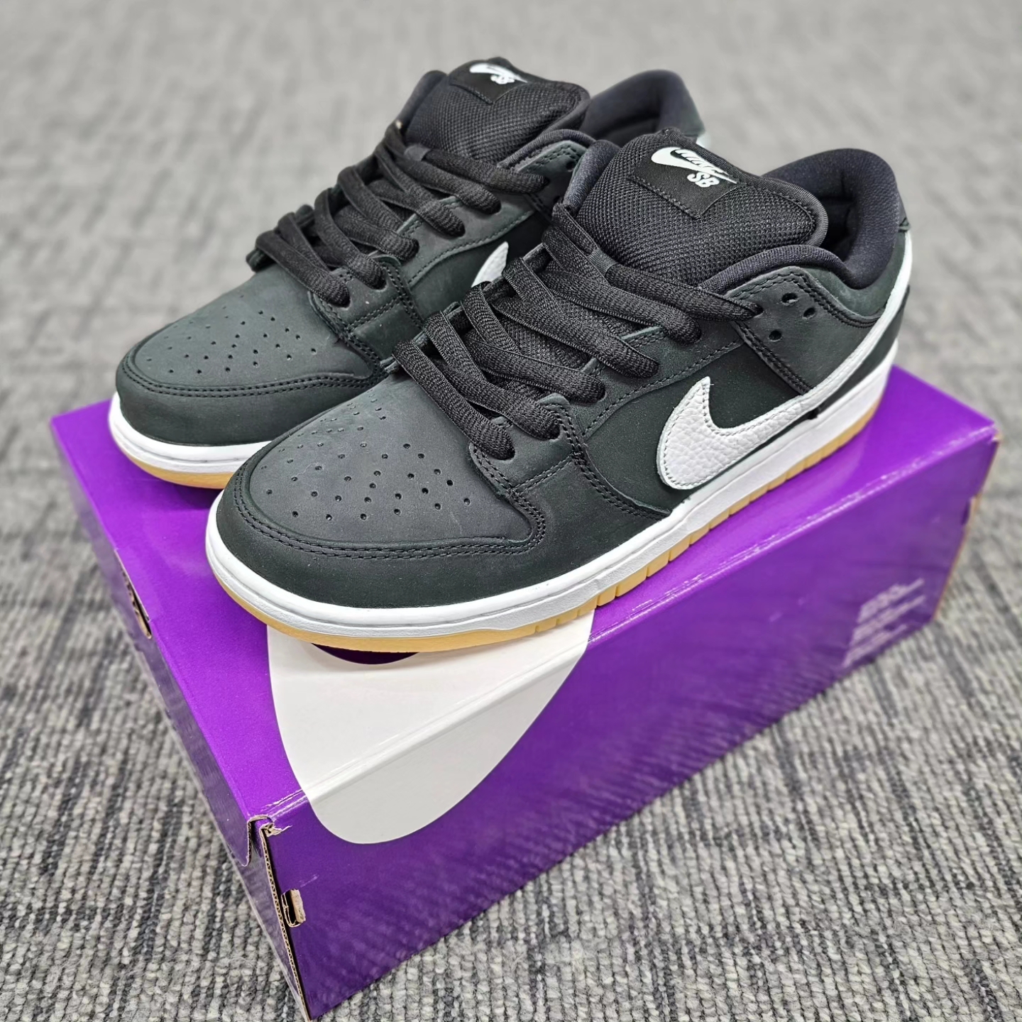Nike SB Dunk Low Pro Black White 착용 스타일 - 8