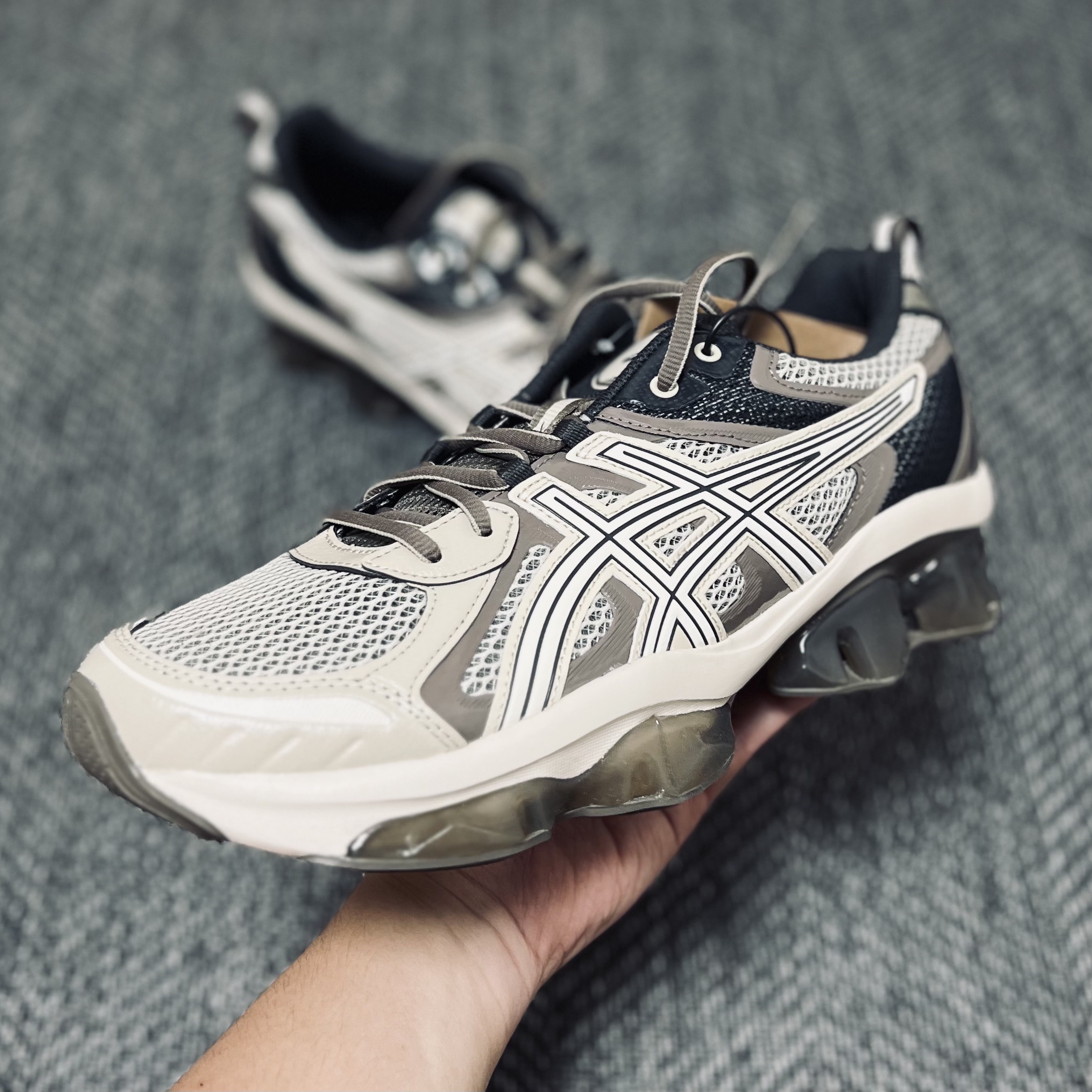 Asics Gel-Quantum Kinetic Birch Dark Taupe 착용 스타일 - 6