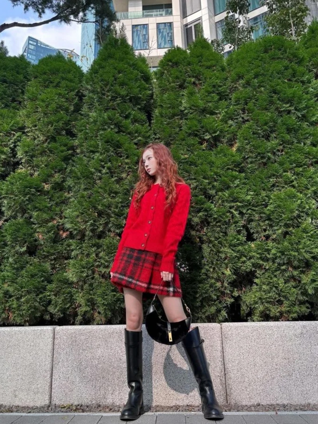 (W) Vivienne Westwood Bea Cardigan Red, Play Comme des Garcons Black Heart Knit Cardigan Grey 착용 스타일 - 2