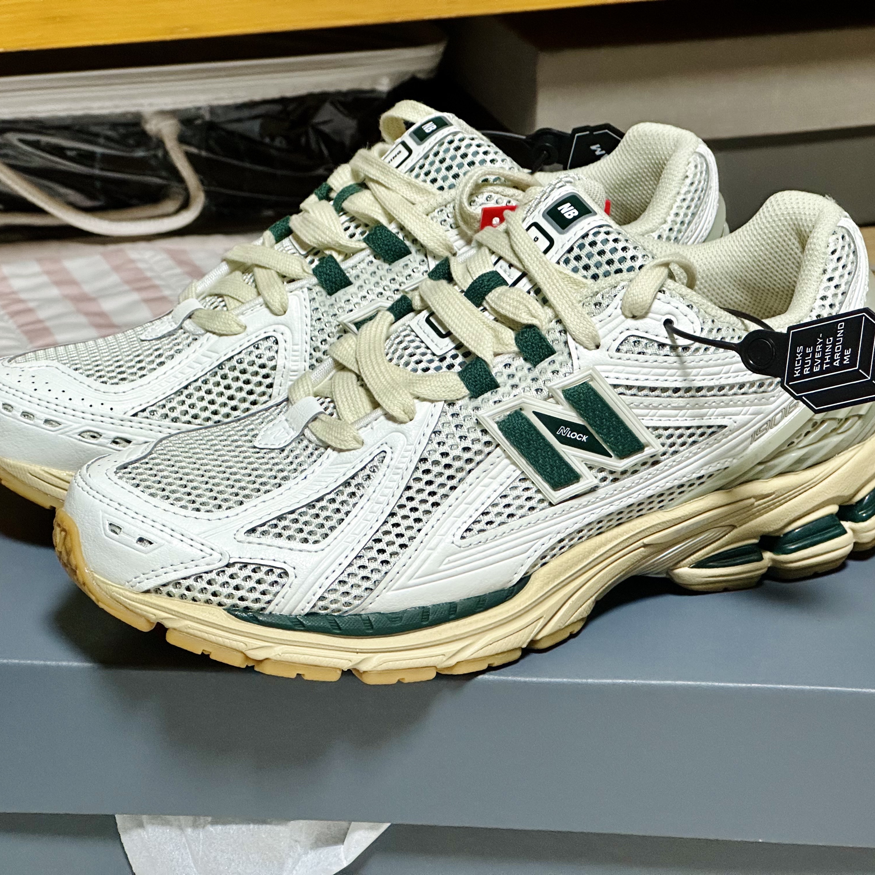 New Balance 1906R Silver Green 착용 스타일