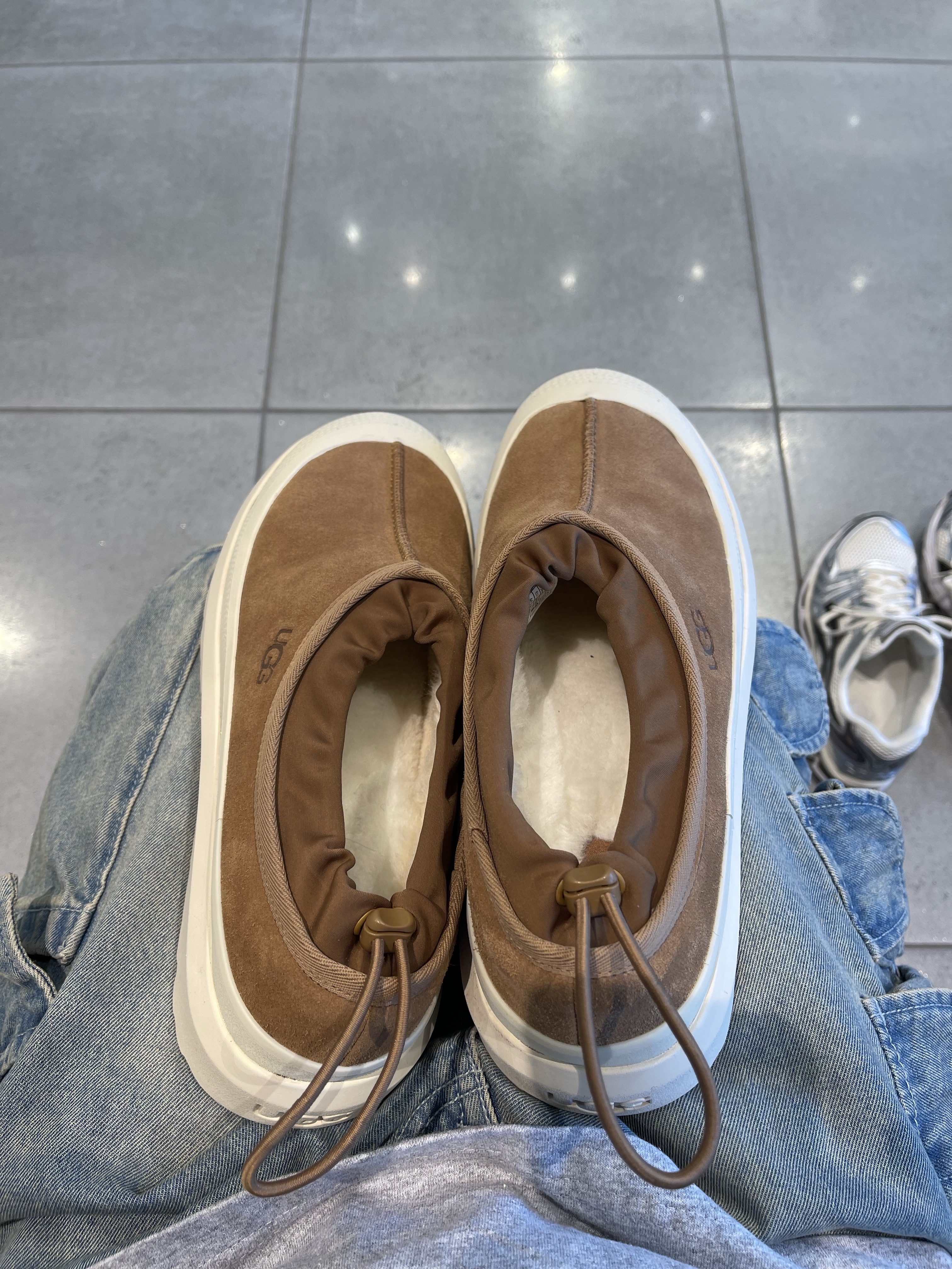 UGG Tasman Weather Hybrid Chestnut Whitecap, Asics Gel-Kayano 14 Cream Black 착용 스타일 - 1