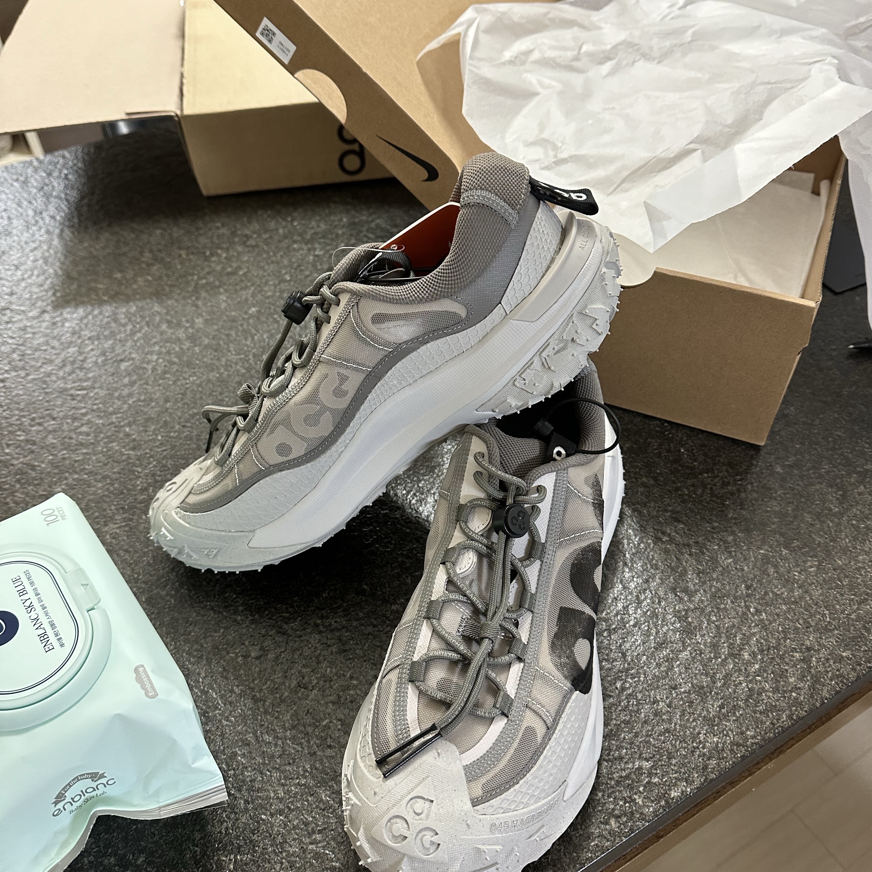 Nike ACG Mountain Fly 2 Low Light Iron Ore Black 착용 스타일