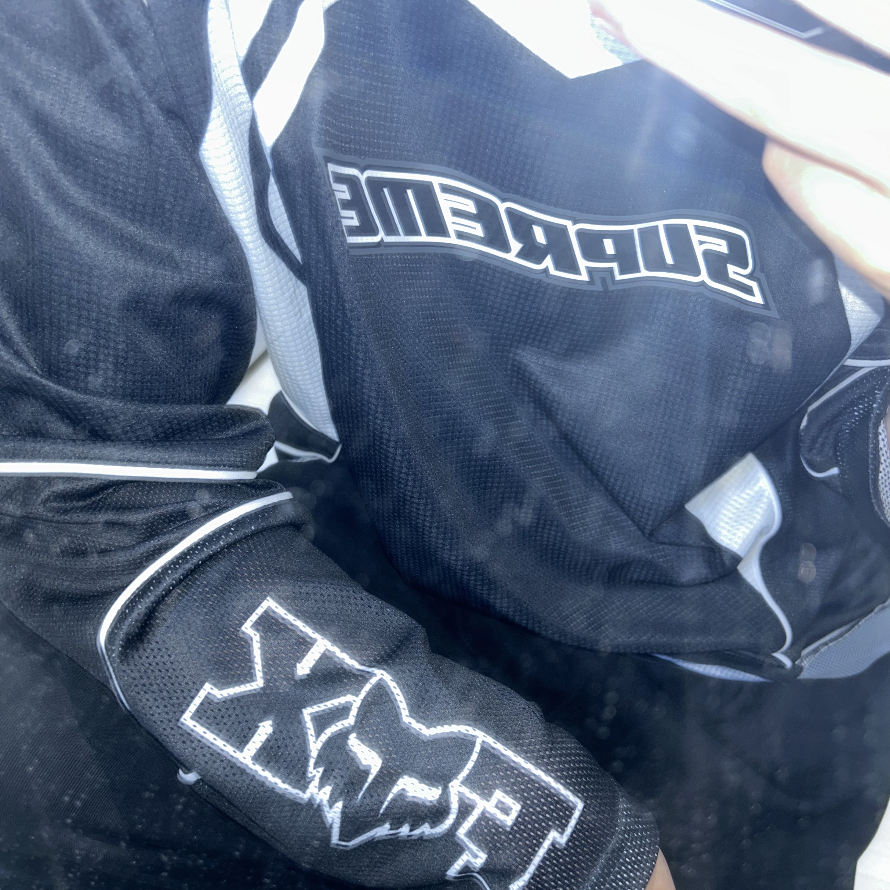 Supreme x Fox Racing Jersey Black - 23FW 착용 스타일 - 2