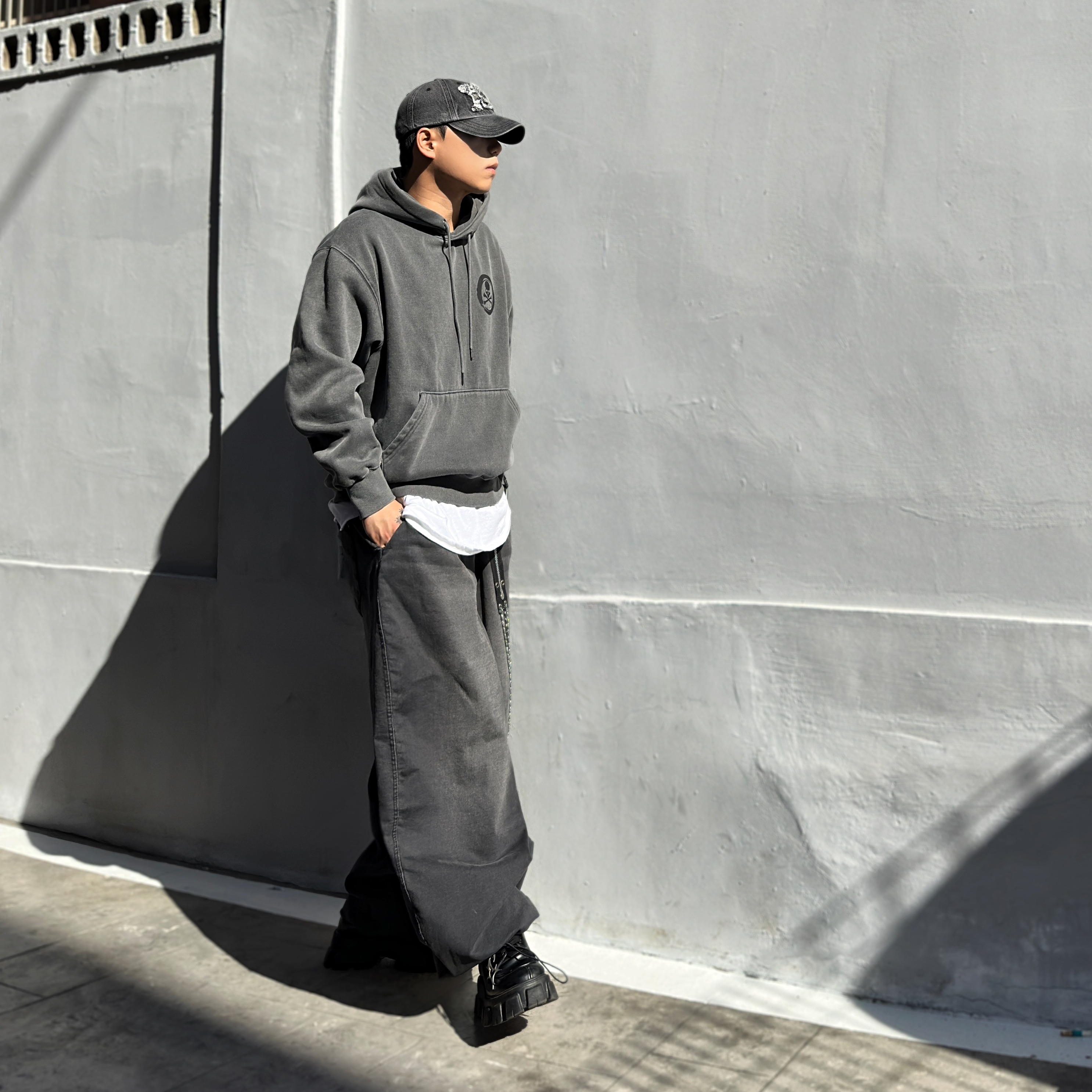 Test Artifact TASH Dubre 001 Steel, Prada Monolith Nuanced Brushed Leather Lace-Up Shoes Black Silver 착용 스타일 - 6