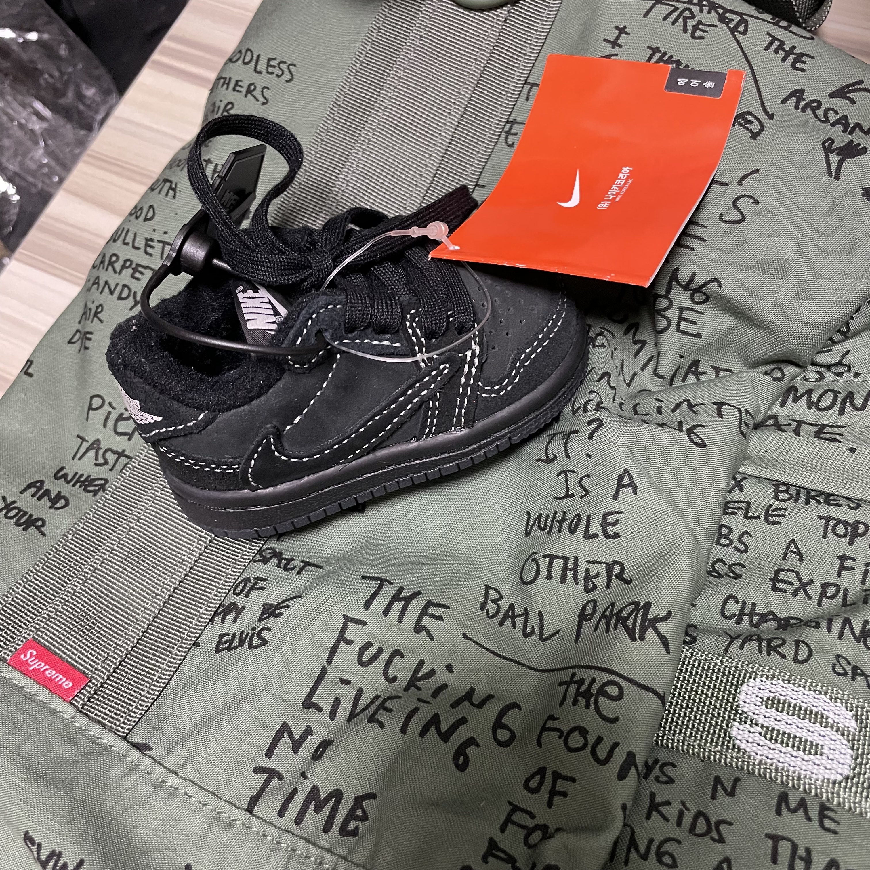 (TD) Jordan 1 x Travis Scott Retro Low OG SP Black Phantom, Supreme Field Duffle Bag Olive Gonz - 23SS 착용 스타일
