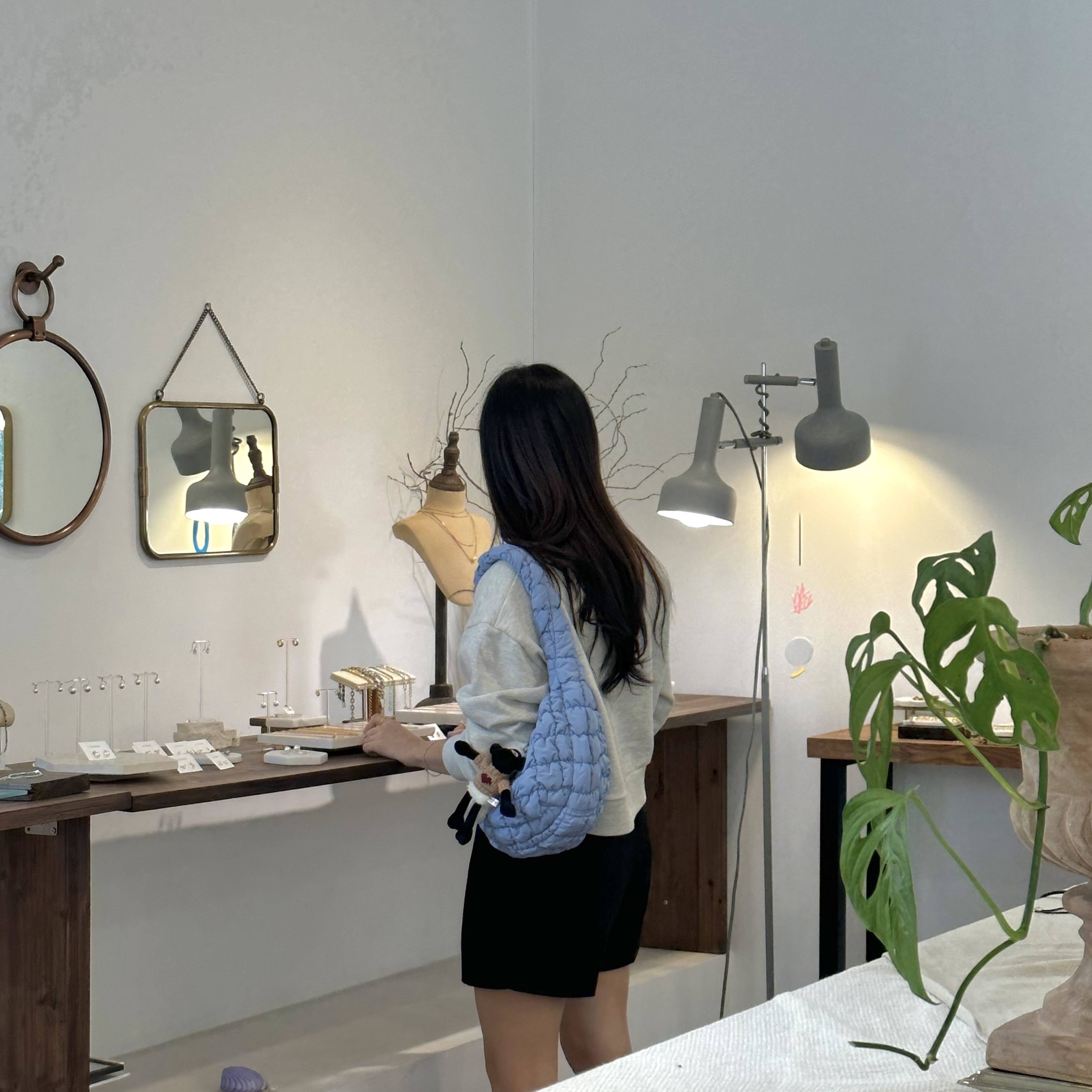 COS Quilted Mini Bag Light Blue 착용 스타일 - 2