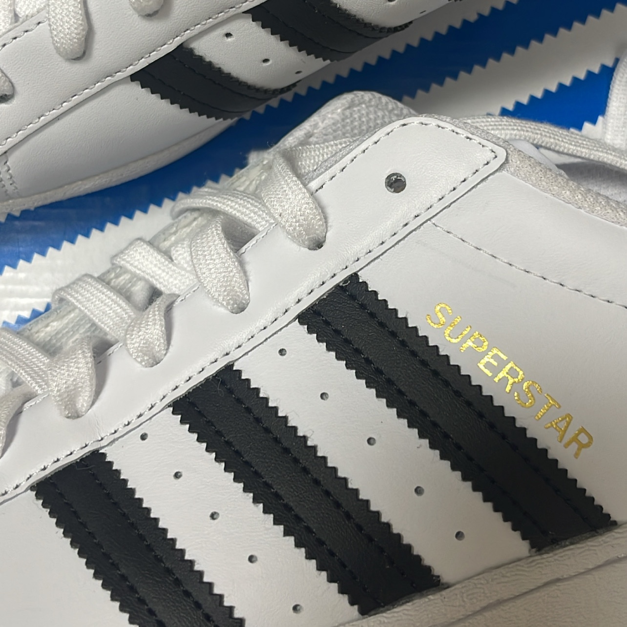 Adidas Superstar White Black 착용 스타일