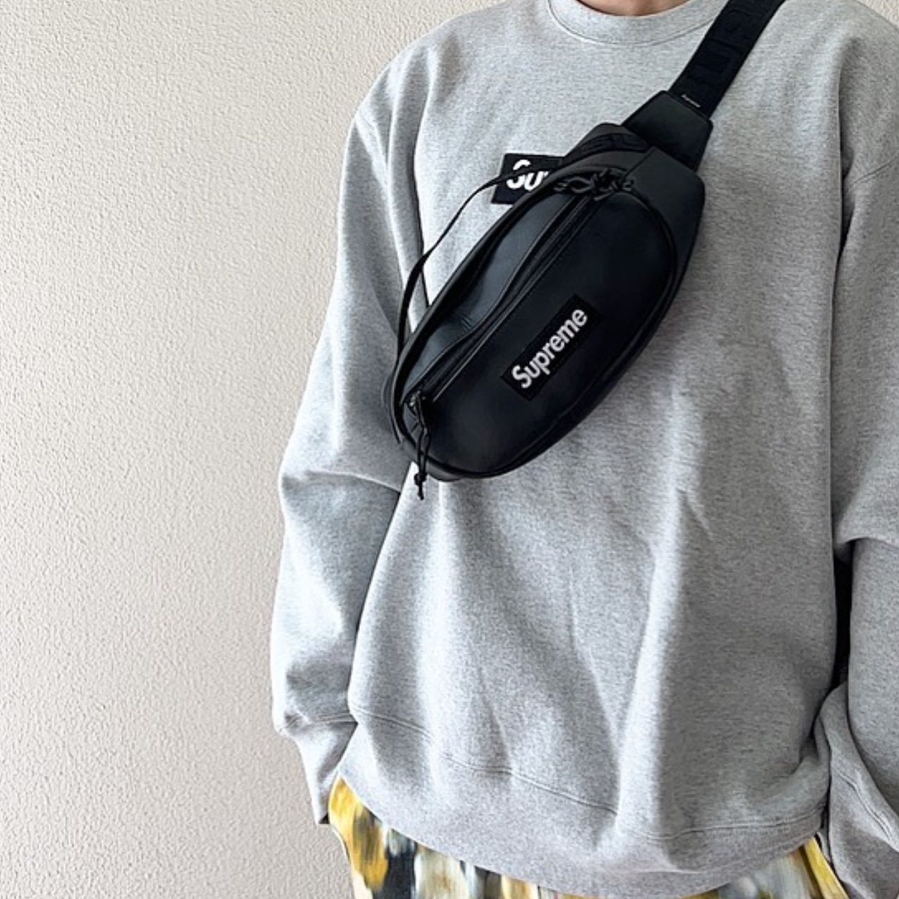 Supreme Leather Shoulder Bag Black - 23FW 착용 스타일 - 3