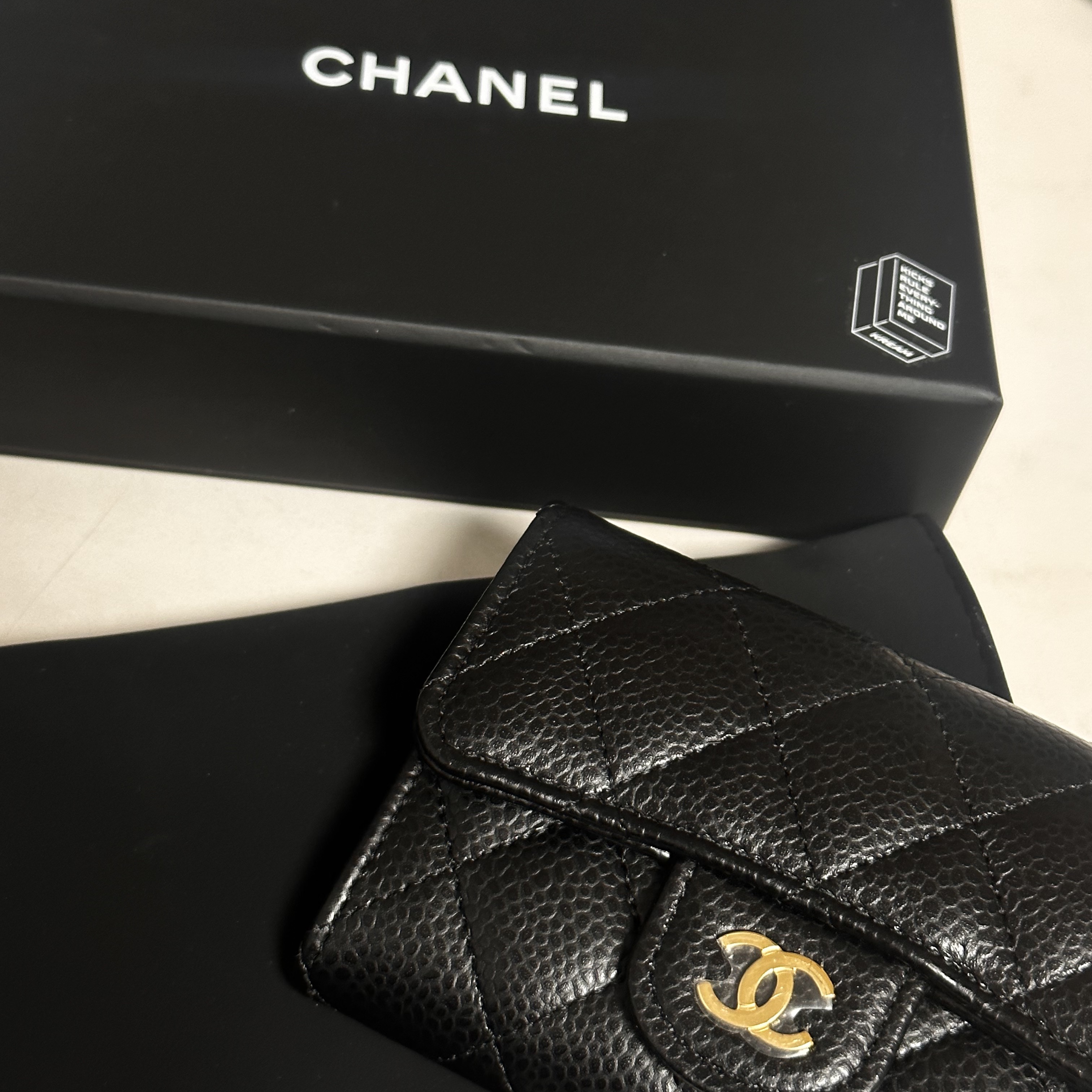Chanel Classic Card Holder Grained Calfskin & Gold Black 착용 스타일