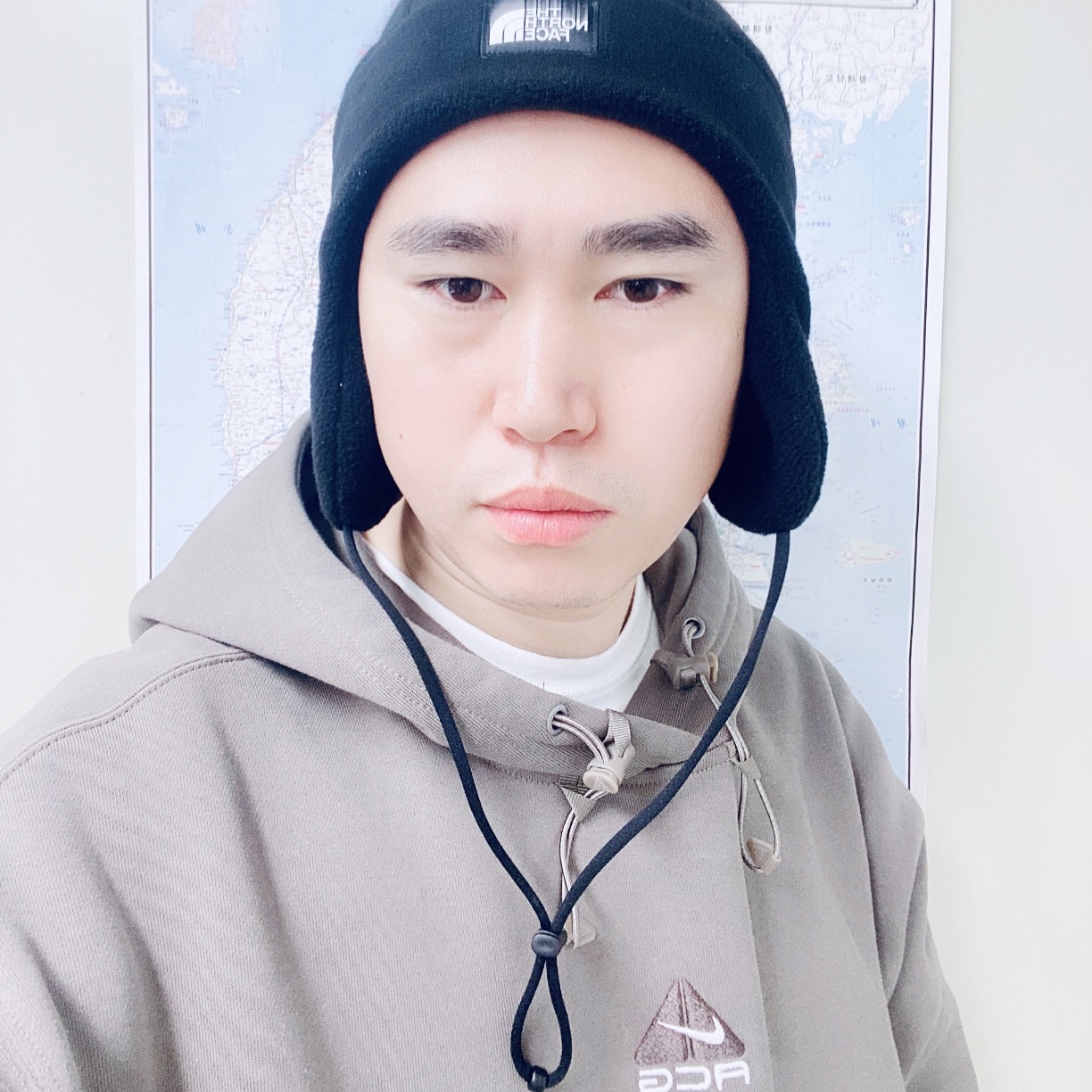 The North Face Fleece Earmuff Beanie Black, Nike ACG Therma-Fit Pullover Fleece Hoodie Olive Grey - Asia 착용 스타일 - 2