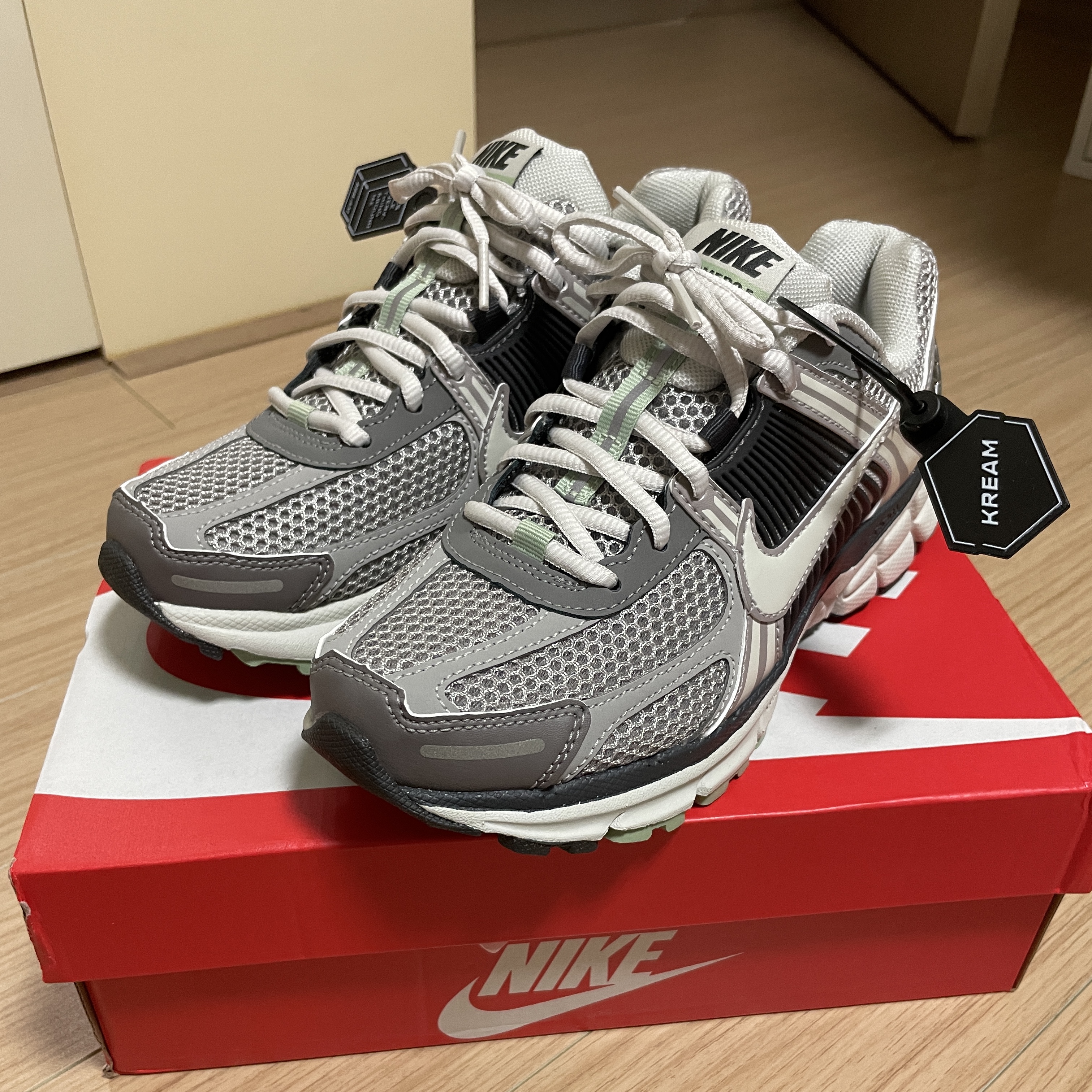 (W) Nike Zoom Vomero 5 Cobblestone and Flat Pewter 착용 스타일