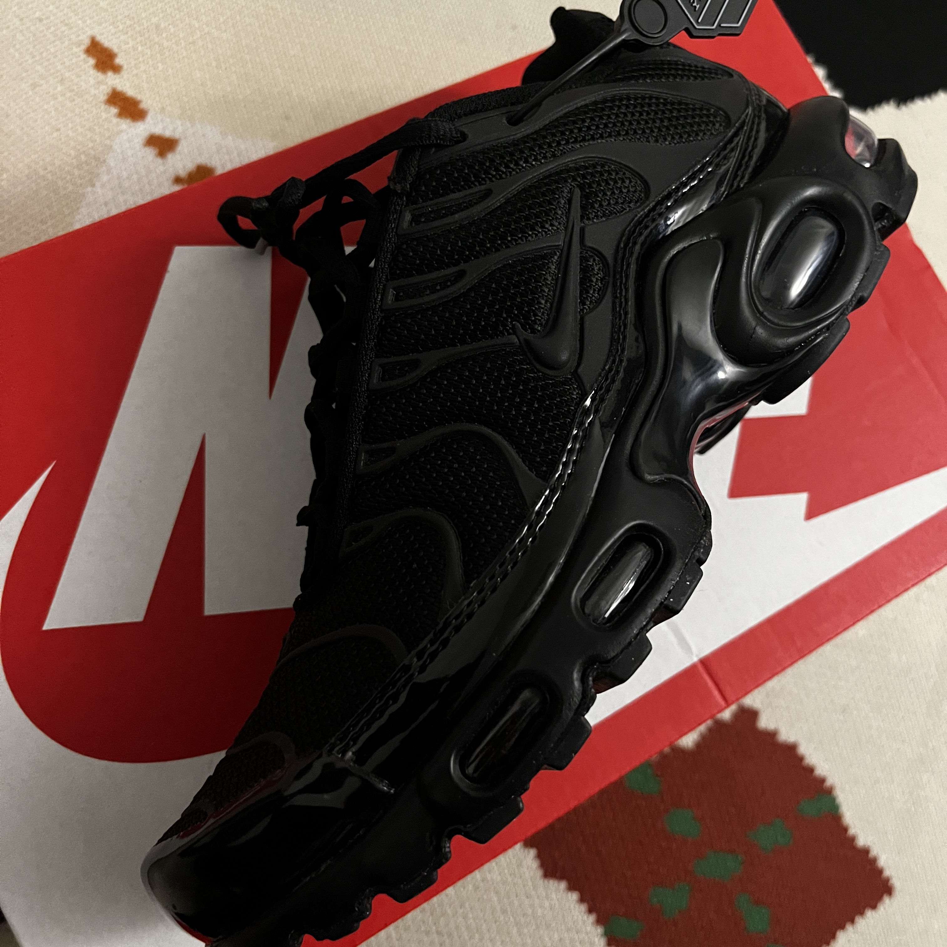 (W) Nike Air Max Plus Triple Black 착용 스타일 - 3