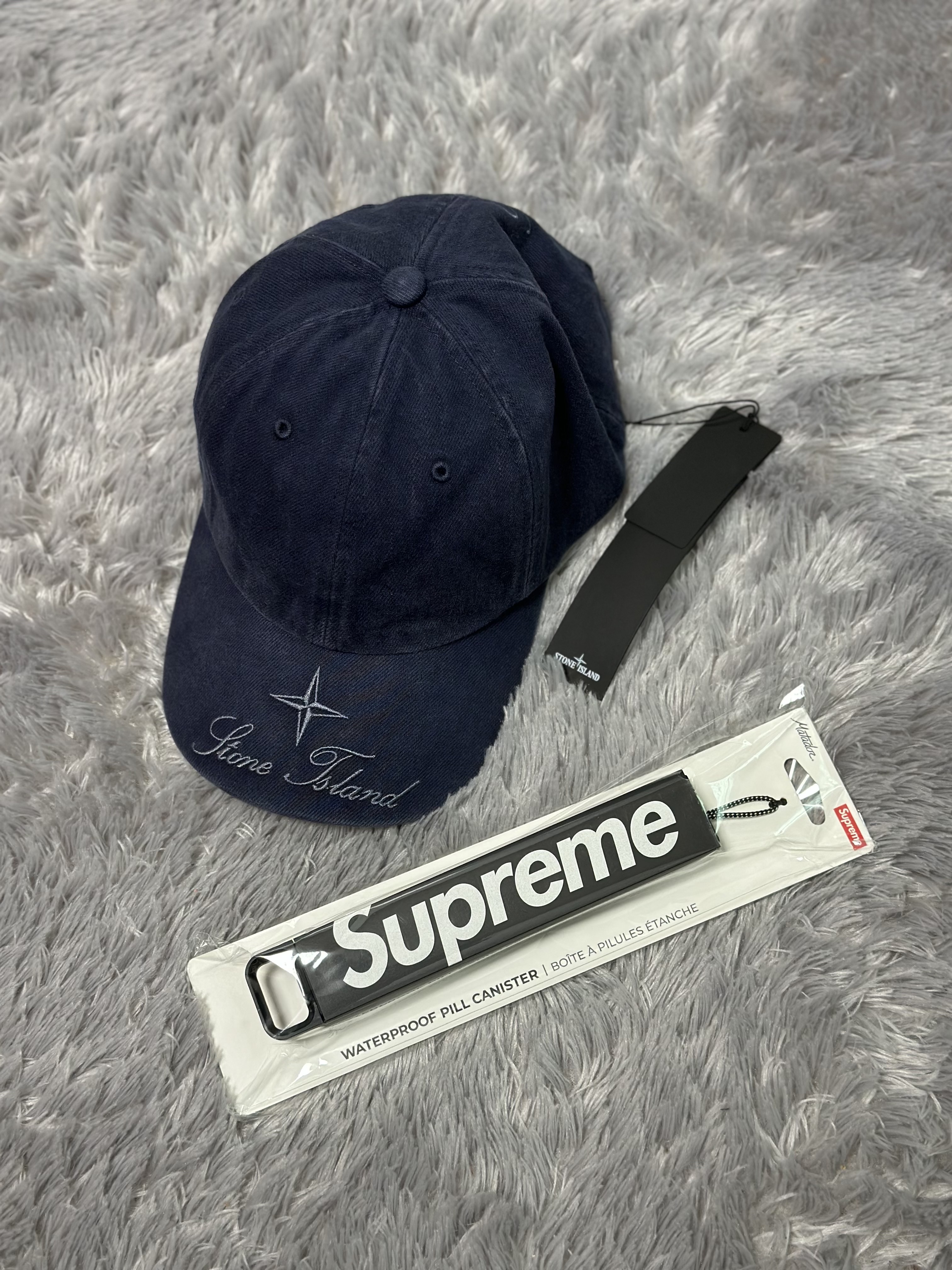 Supreme x Stone Island Denim 6-Panel Navy - 23FW, Supreme x Matador Waterproof Pill Case Black - 23FW 착용 스타일