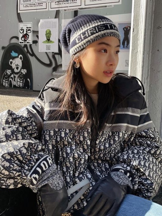 (W) Dior Reversible Cropped Down Jacket Blue and Ecru Dior Oblique Quilted Technical Taffeta 착용 스타일 - 4