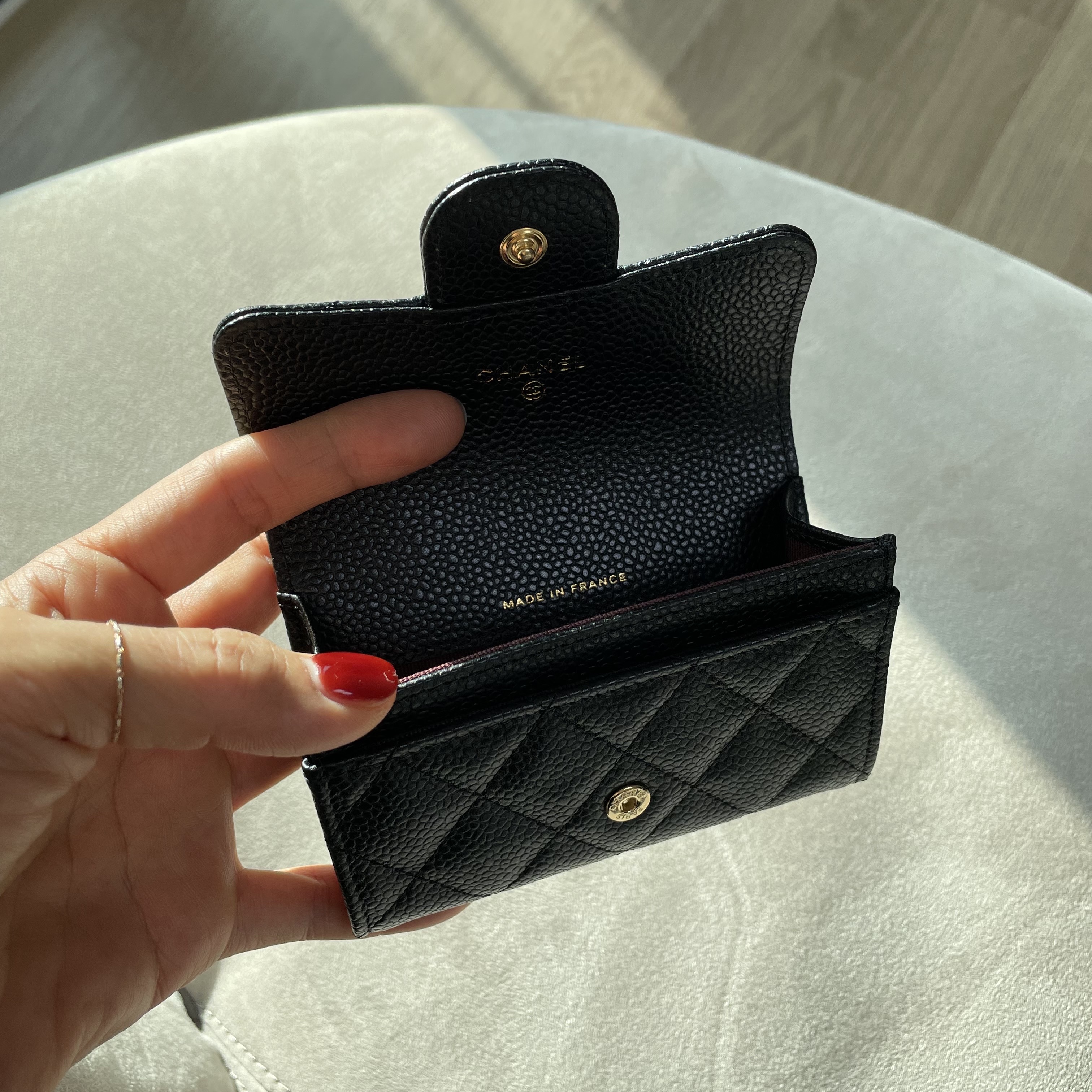 Chanel Classic Card Holder Grained Calfskin & Gold Black 착용 스타일 - 3