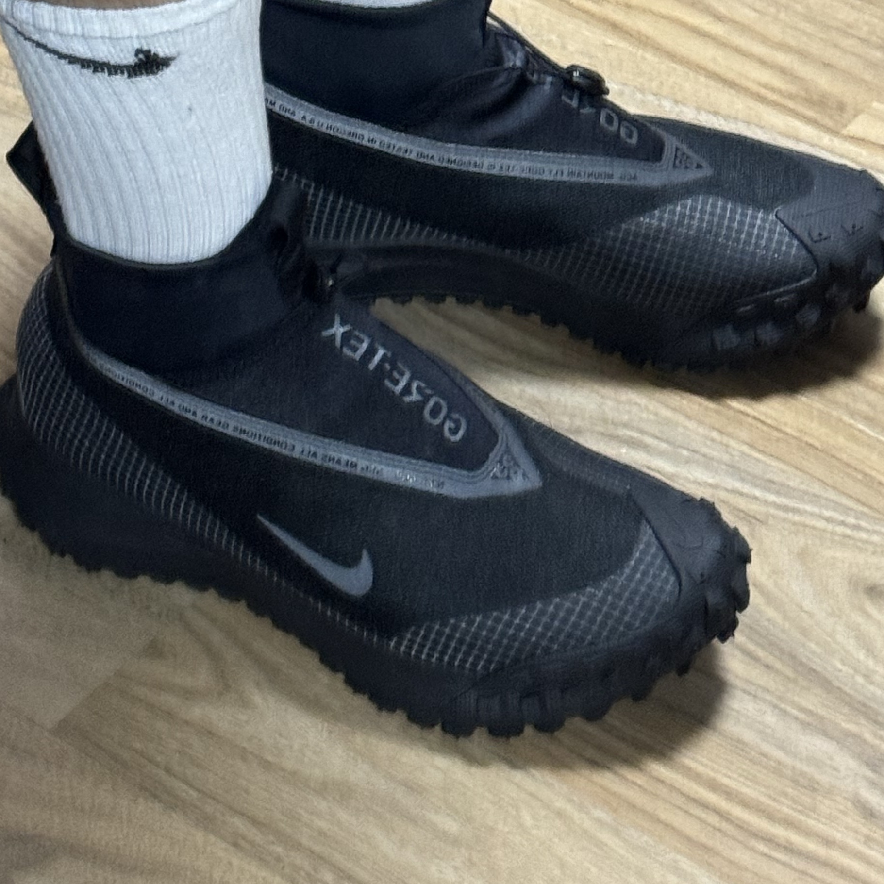 Nike ACG Mountain Fly Gore-Tex Black and Dark Grey 착용 스타일