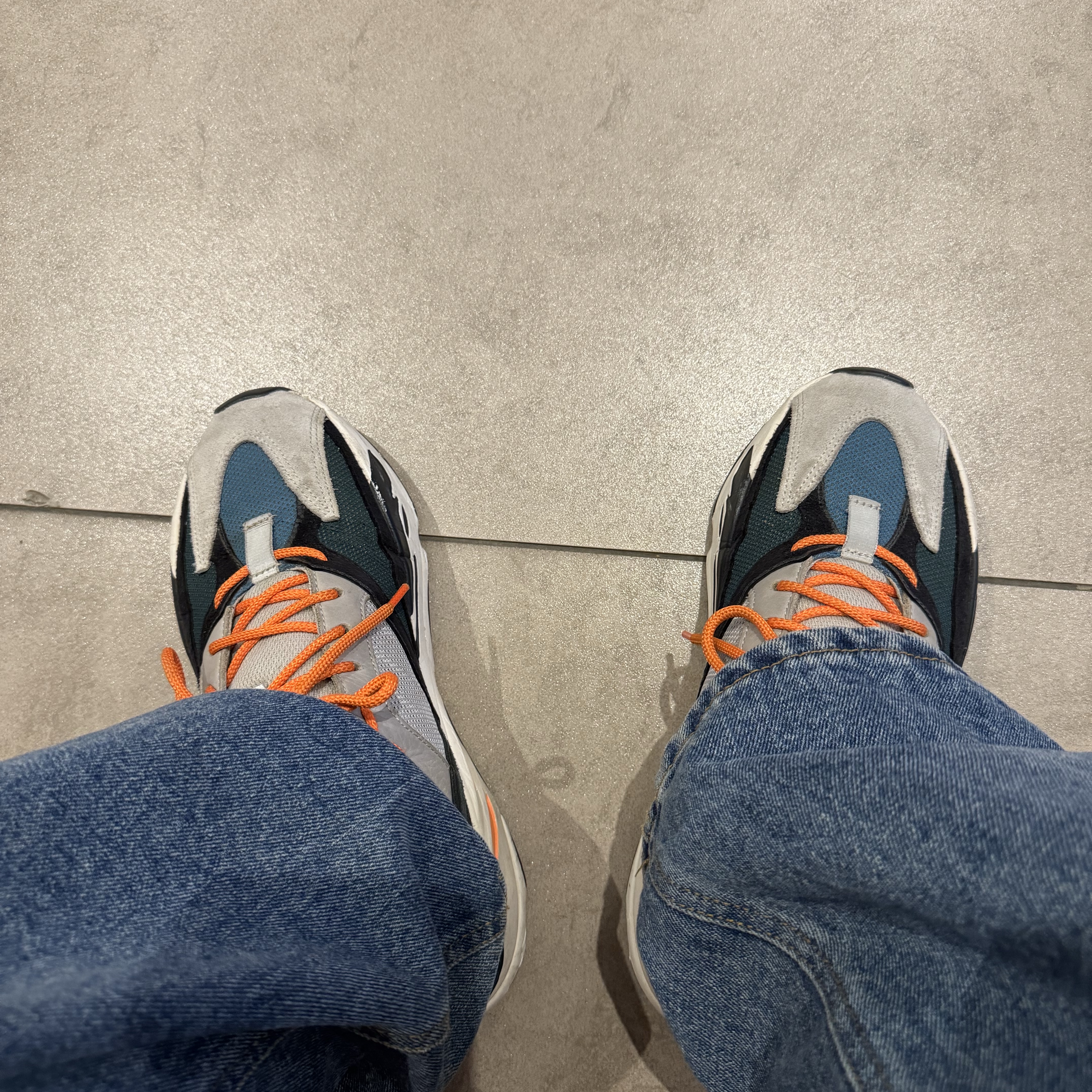 Adidas Yeezy Boost 700 Wave Runner Solid Grey 2017/2019 착용 스타일