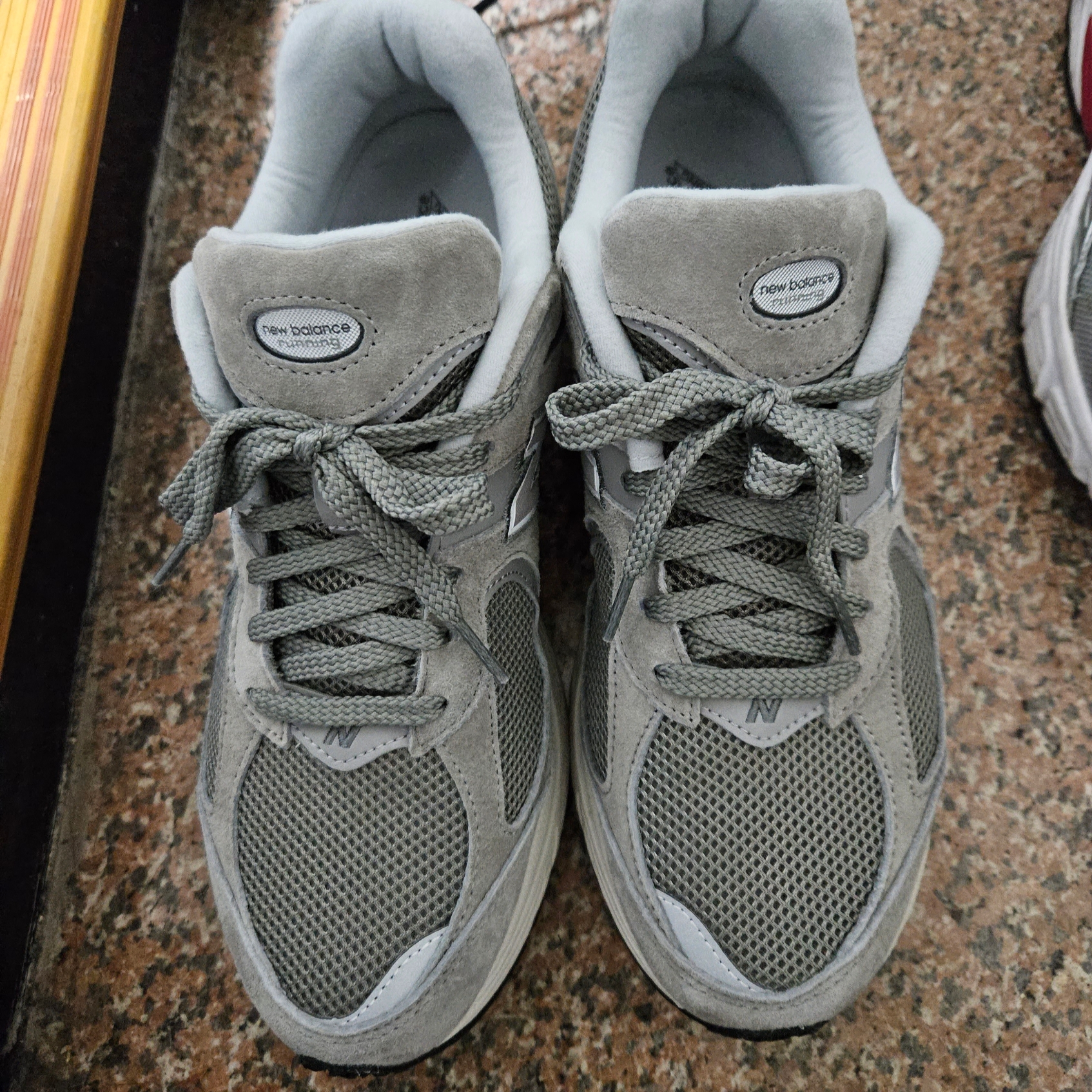 New Balance 2002R Grey 착용 스타일