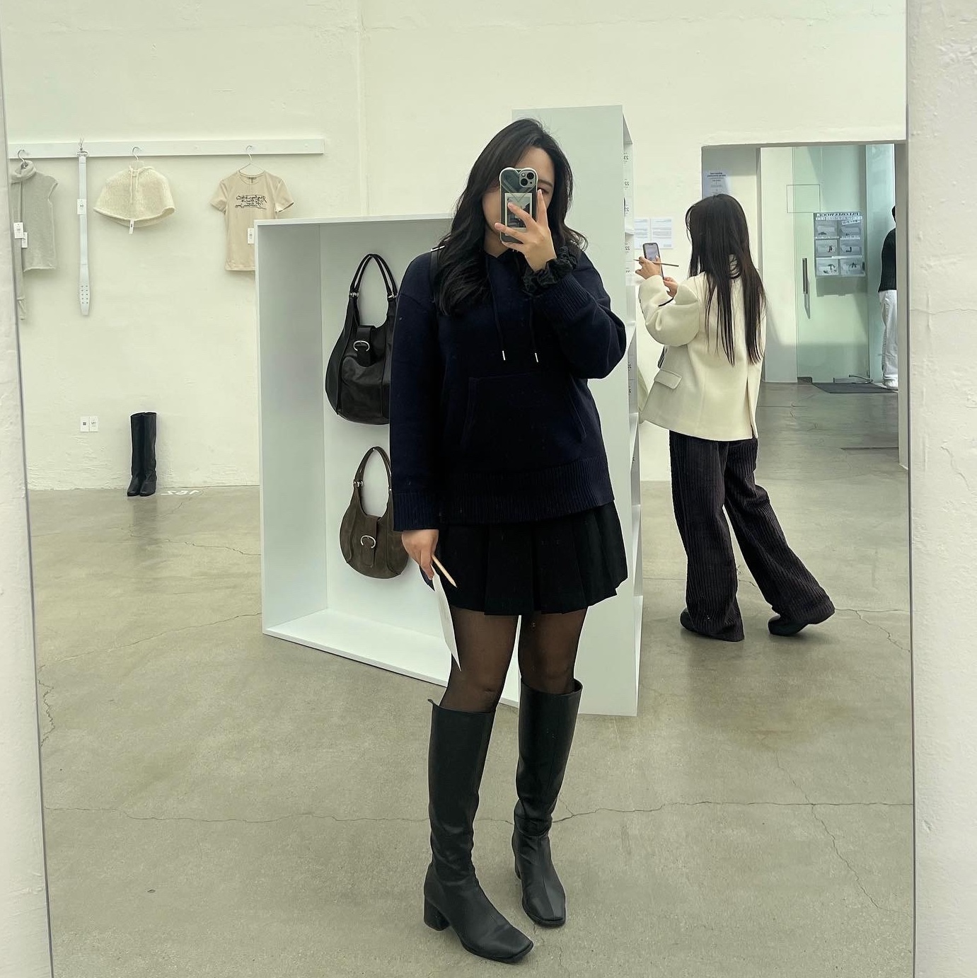 Prada Re-Nylon Medium Backpack Black 착용 스타일 - 1