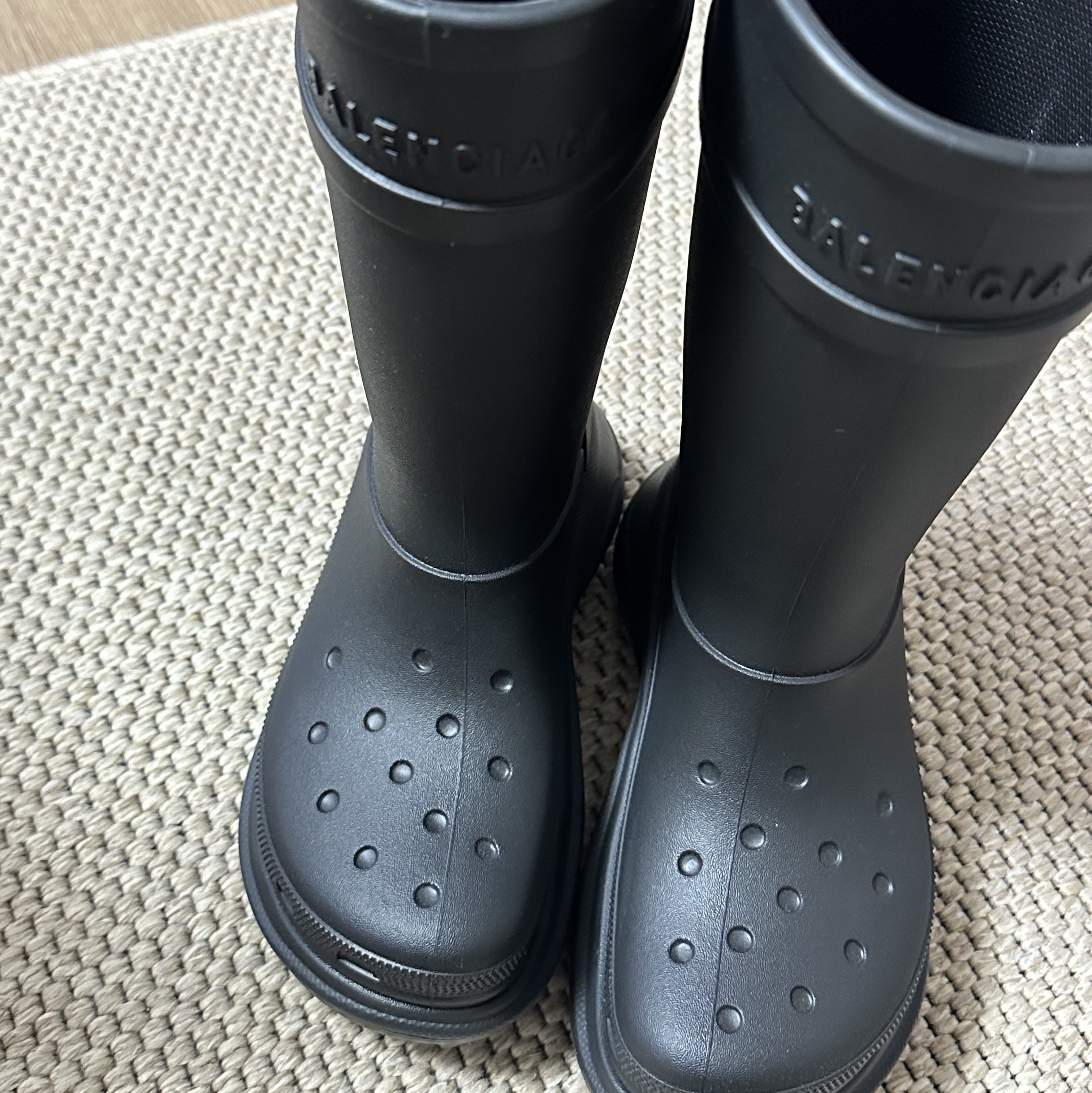 (W) Balenciaga x Crocs Rubber Boot Black 착용 스타일