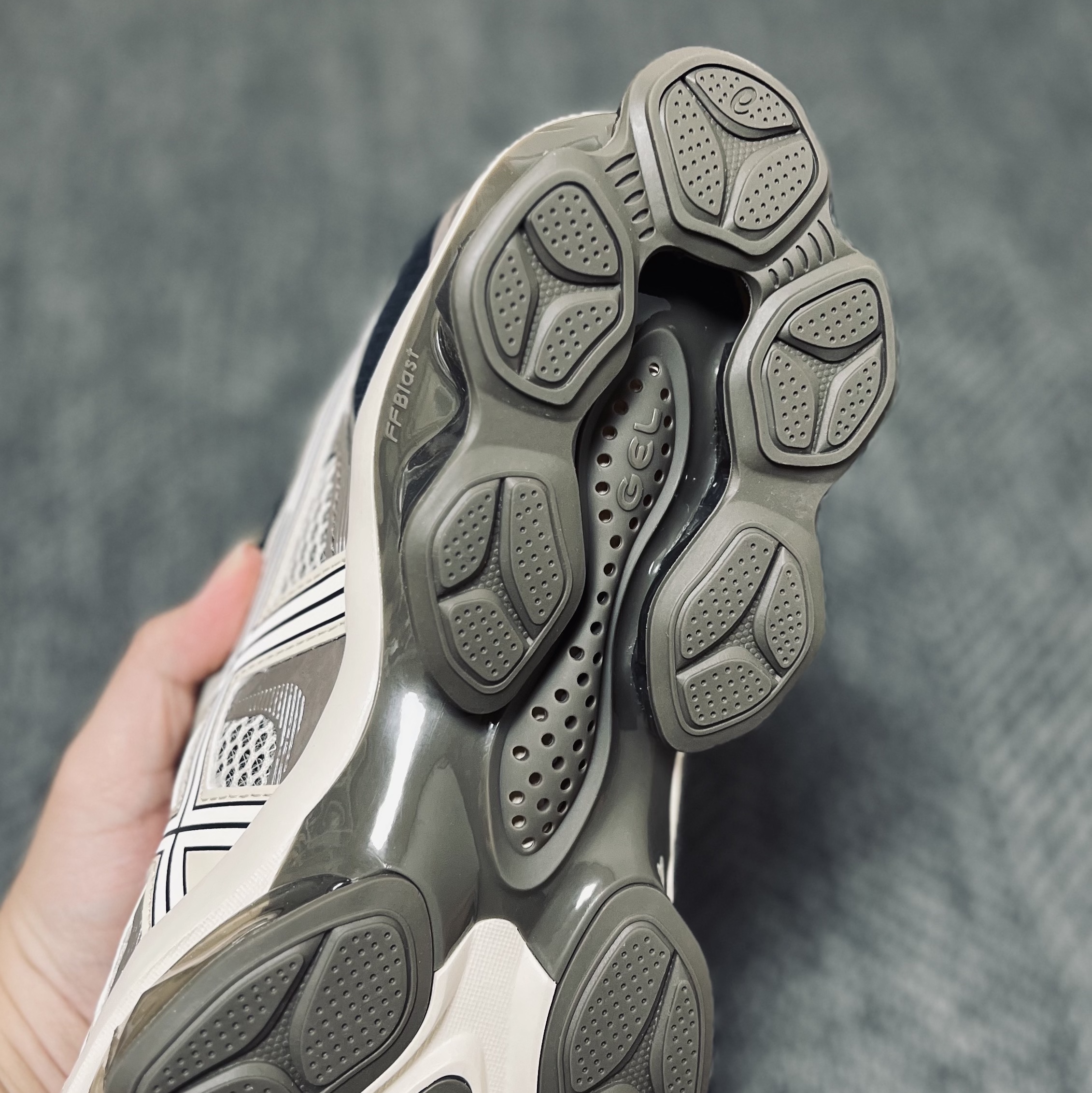 Asics Gel-Quantum Kinetic Birch Dark Taupe 착용 스타일 - 8