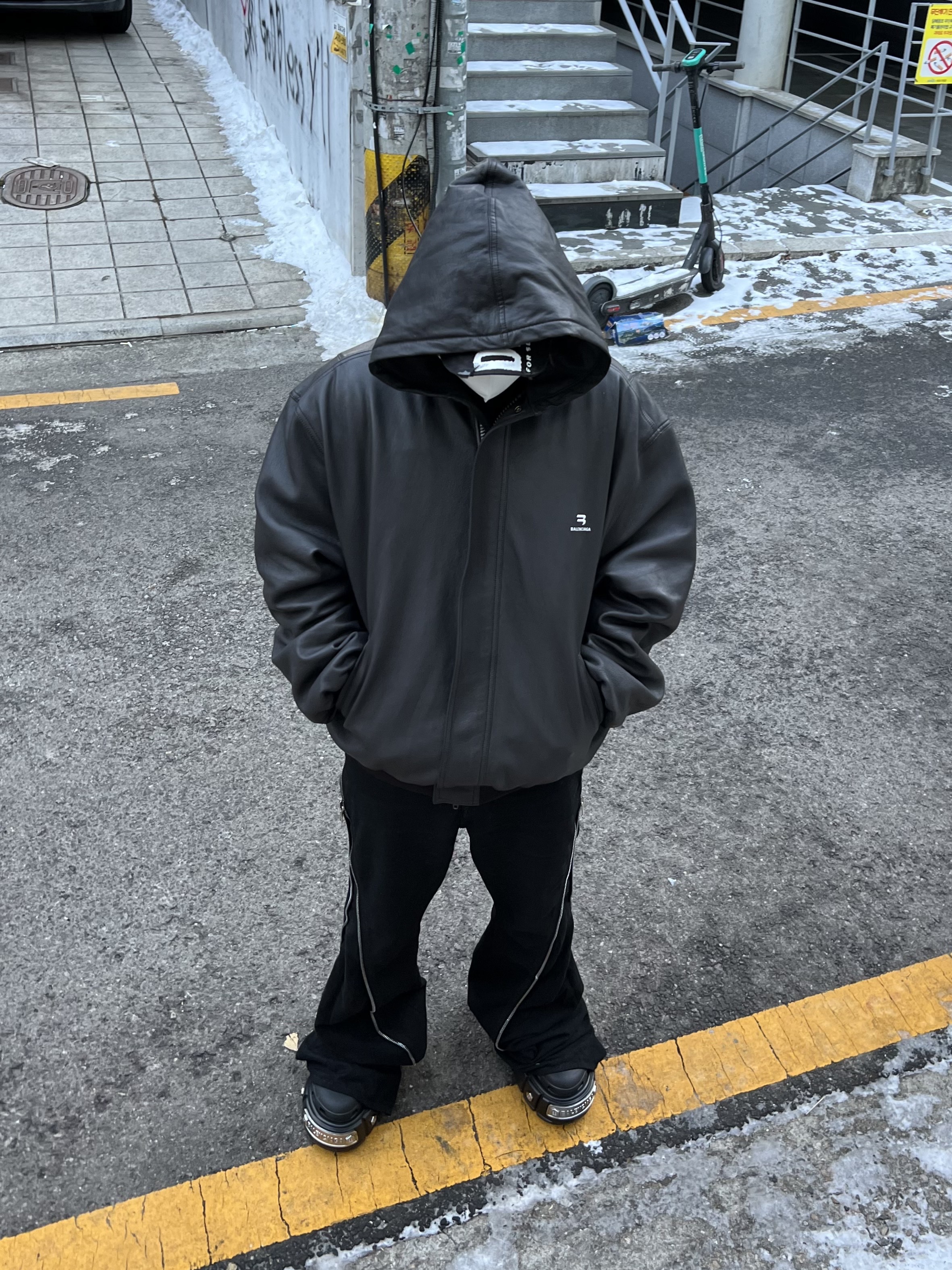 Balenciaga x Crocs Hardcrocs Slide Black, Balenciaga Sporty B Taxi Blouson Brown 착용 스타일