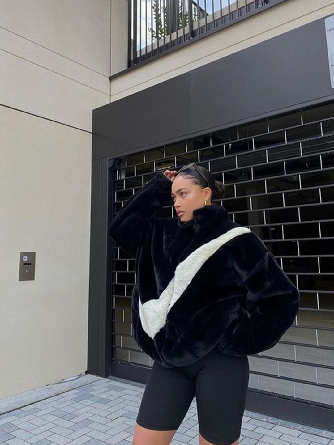 (W) Nike NSW Faux Fur Jacket Fossil - Asia, (W) Nike NSW Faux Fur Jacket Black - Asia 착용 스타일 - 3