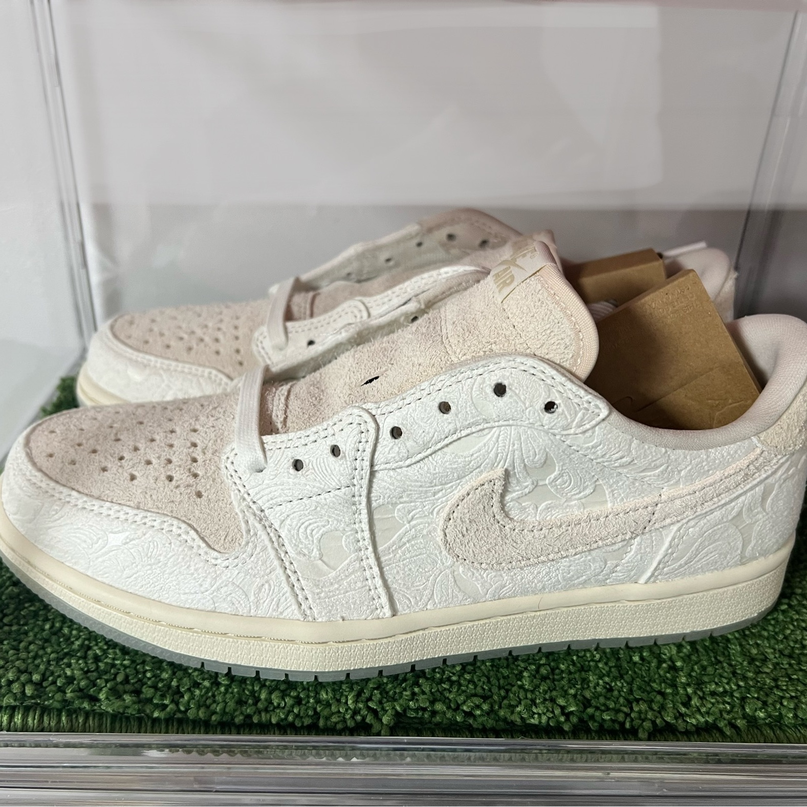 Jordan 1 x Chris Paul Retro Low OG Light Cream and Sail 착용 스타일