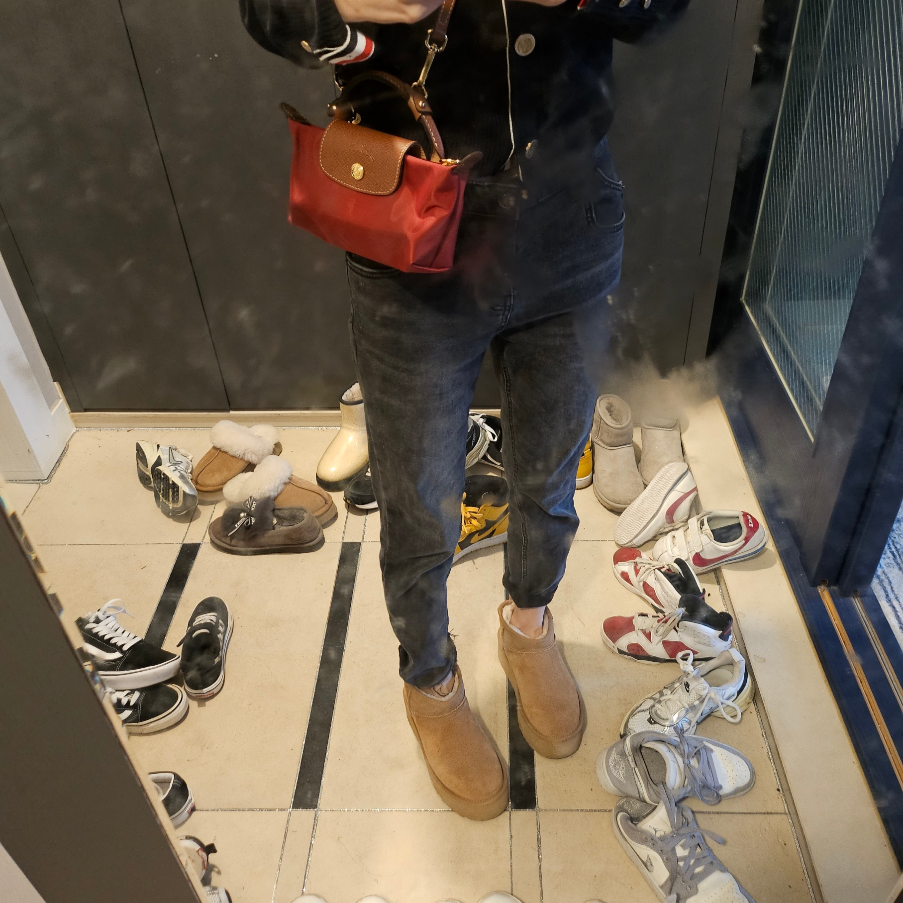 (W) Thom Browne Cotton Crepe Milano Stitch 4-Bar Cardigan Navy, Longchamp Le Pliage Original Handle Pouch Red 착용 스타일 - 3