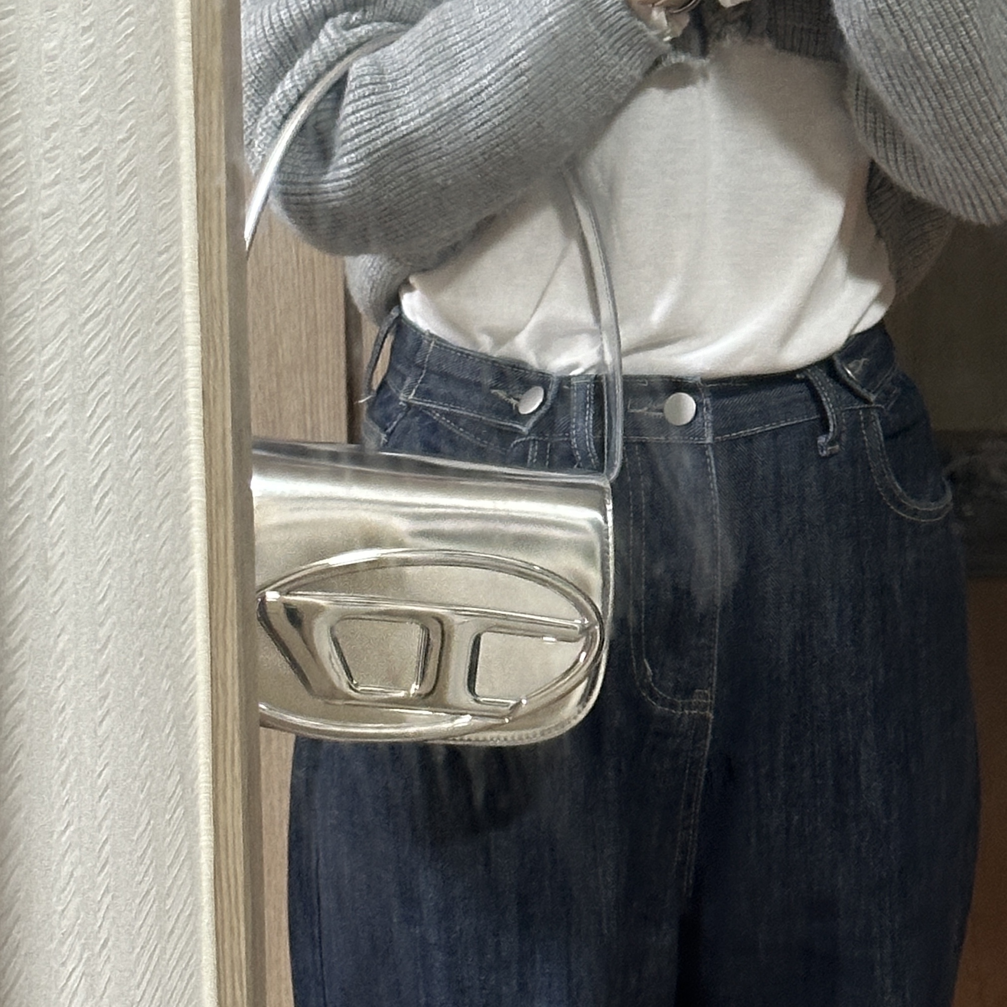 Diesel 1DR Shoulder Bag in Mirrored Leather Silver 착용 스타일