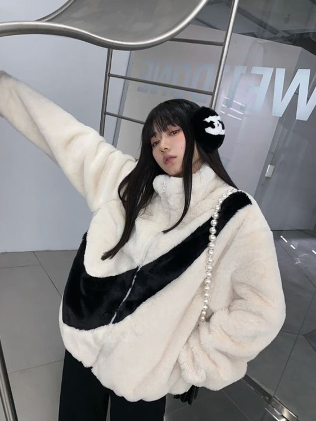 (W) Nike NSW Faux Fur Jacket Fossil - Asia, (W) Nike NSW Faux Fur Jacket Black - Asia 착용 스타일 - 4