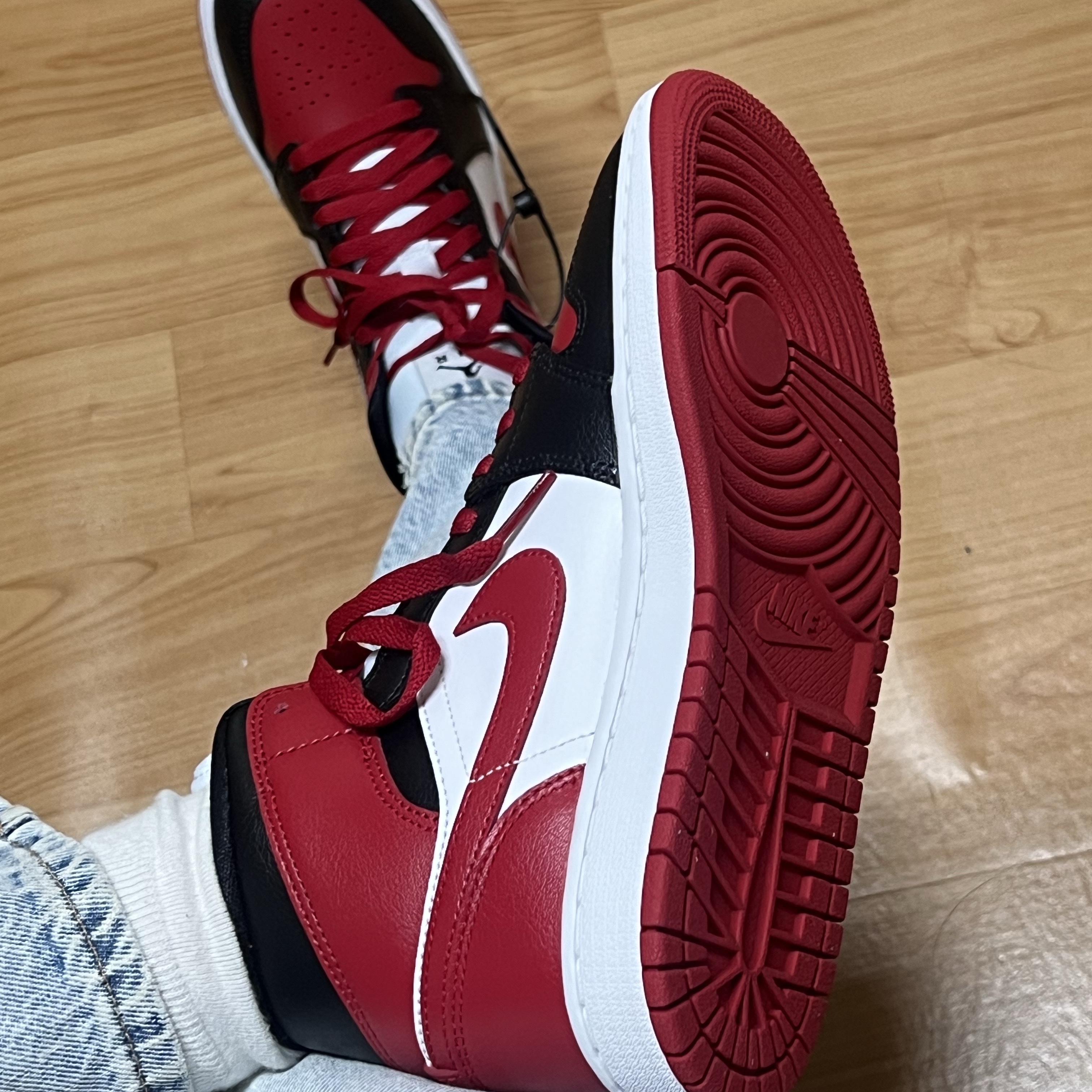 (W) Jordan 1 Mid Black and Gym Red 착용 스타일 - 4