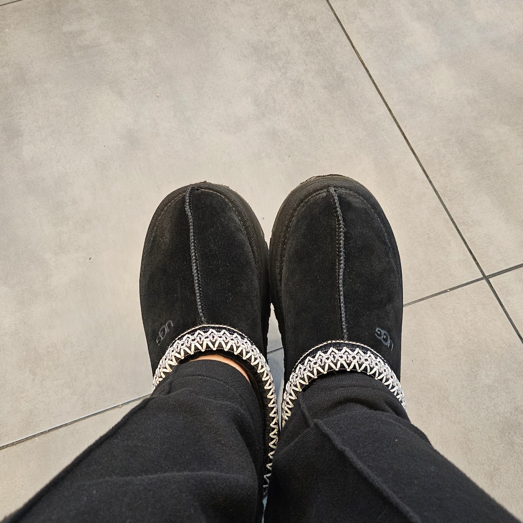 (W) UGG Tazz Slipper Black 착용 스타일