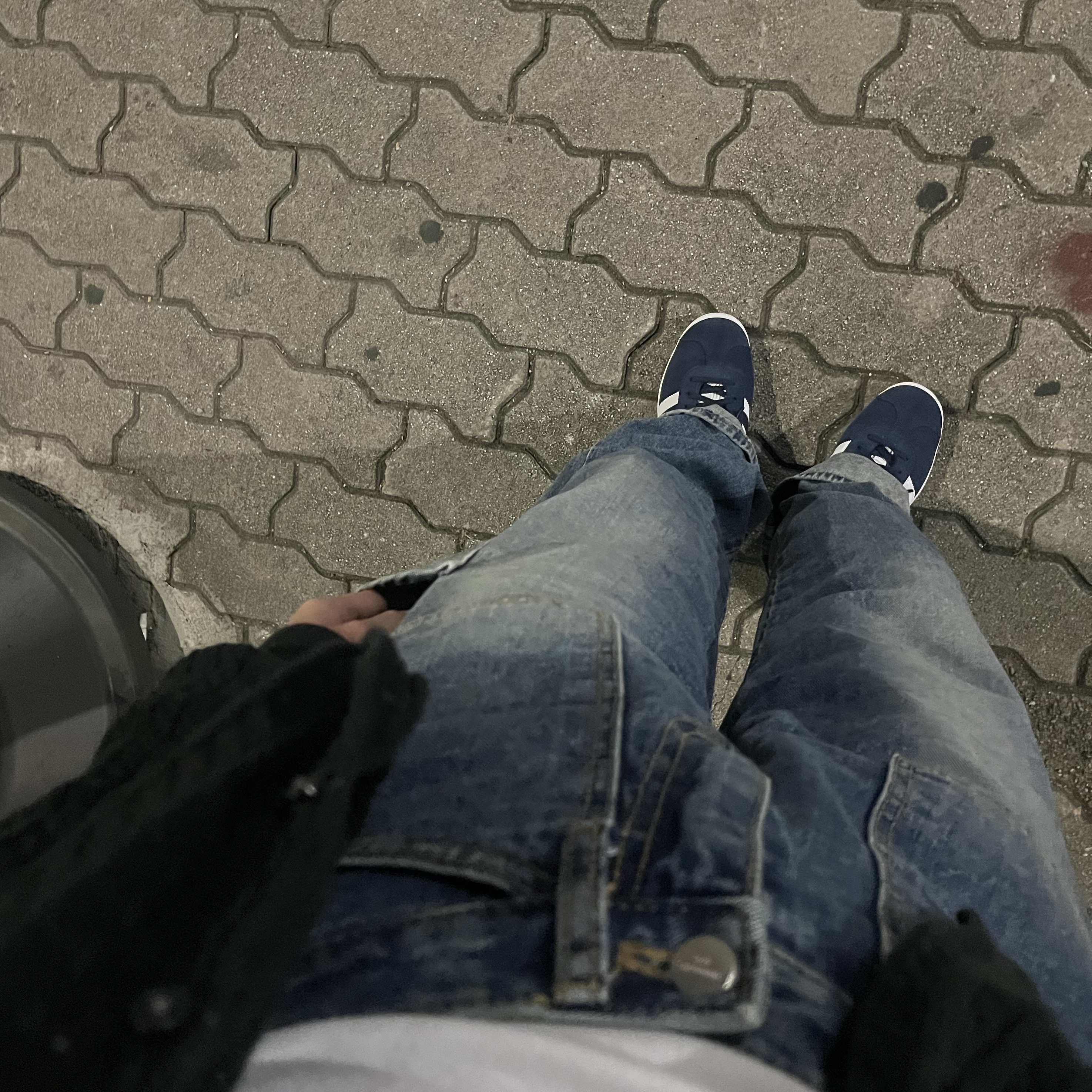 Adidas Gazelle Collegiate Navy 착용 스타일
