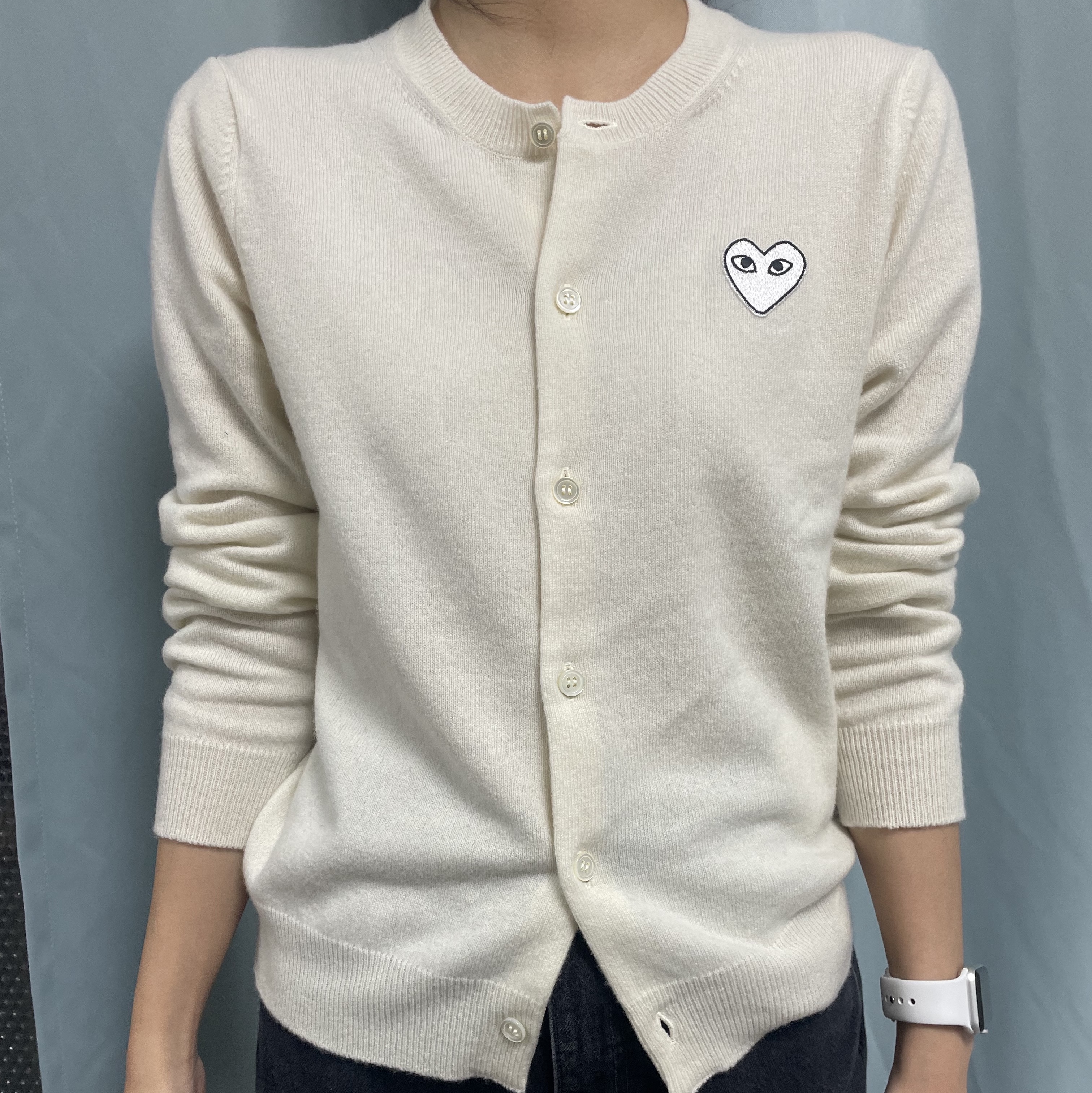 (W) Play Comme des Garcons White Heart Knit Cardigan Natural 착용 스타일