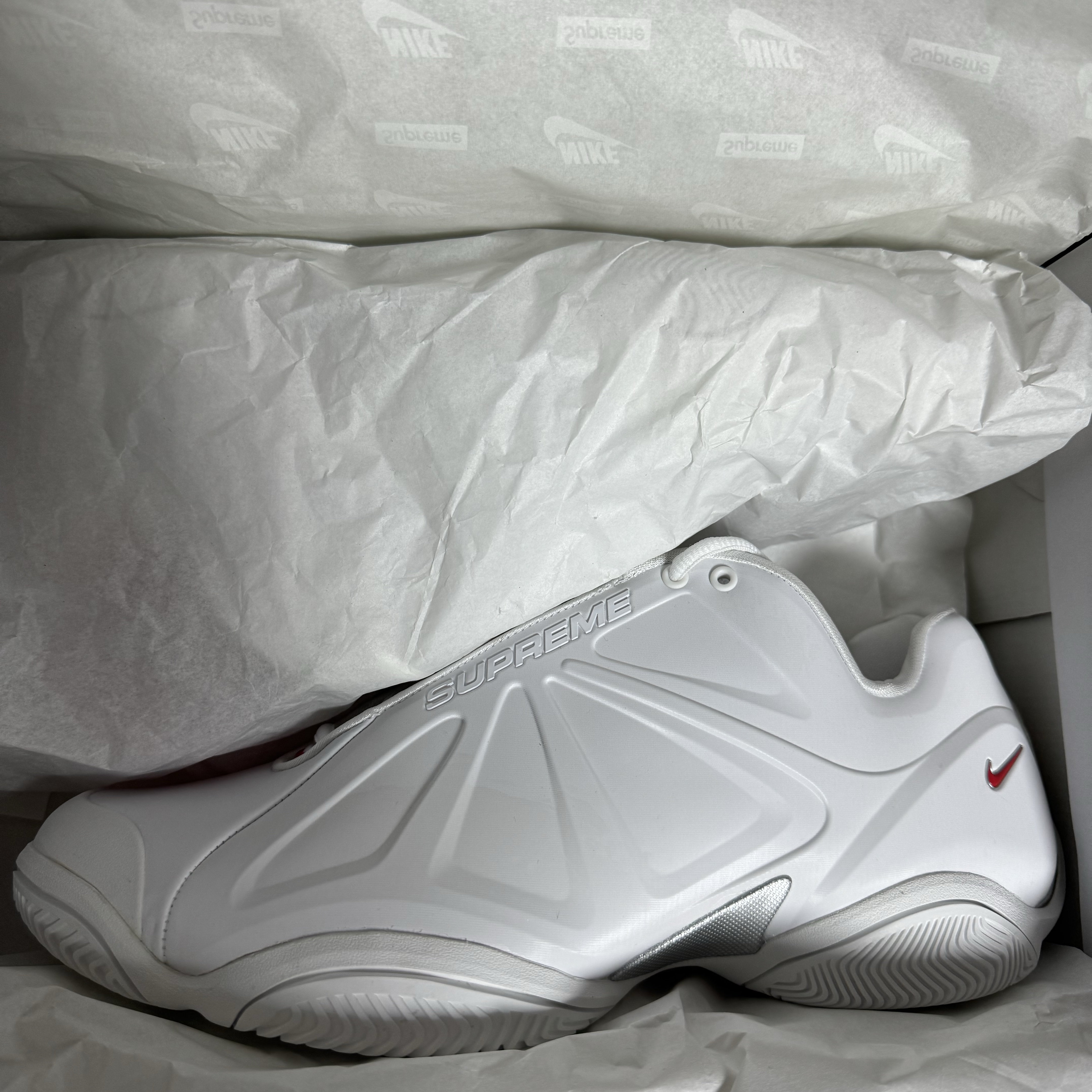 Nike x Supreme Air Zoom Courtposite SP White University Red 착용 스타일