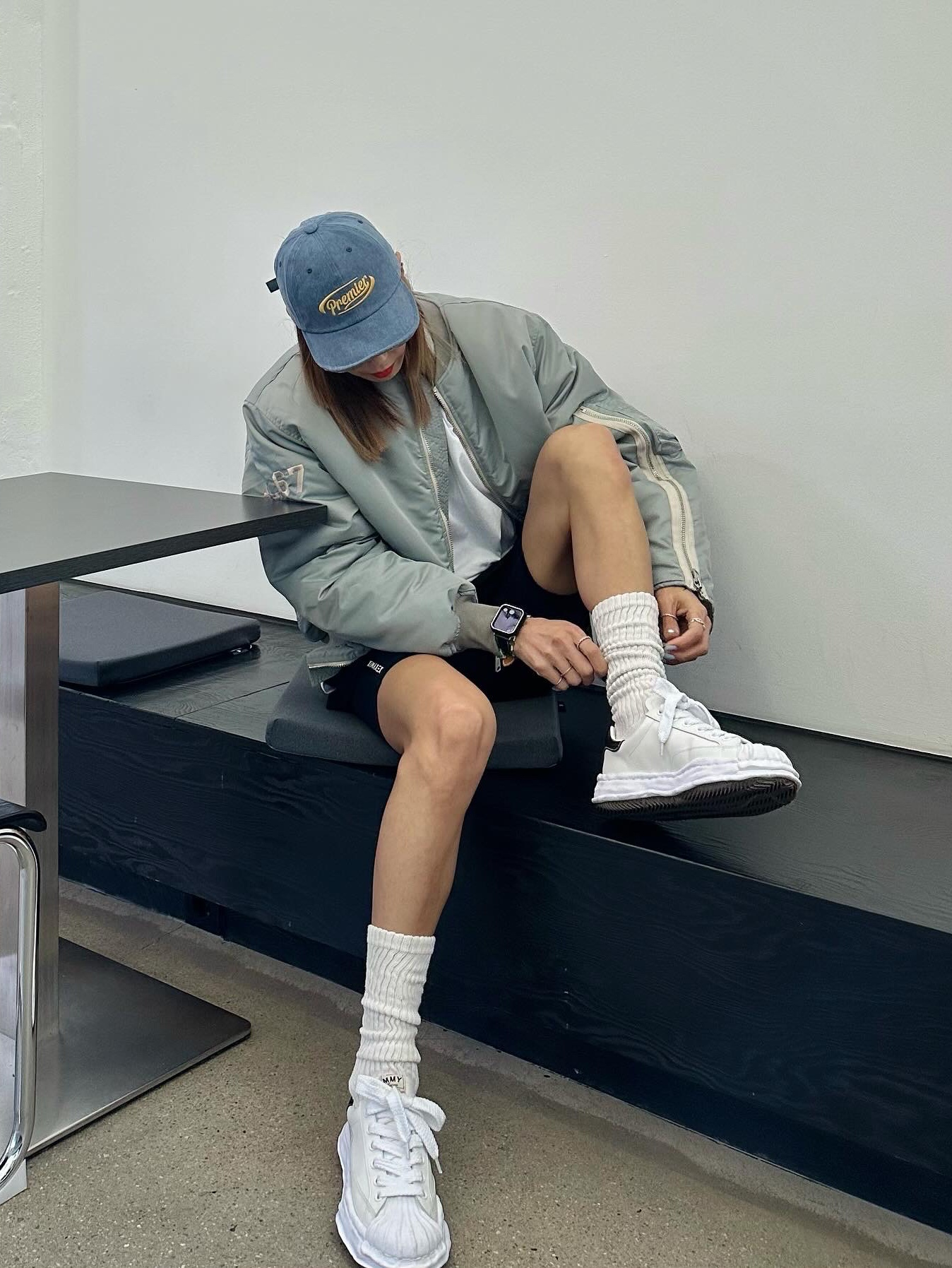 Maison Mihara Yasuhiro Blakey OG Sole Leather Low-top Sneakers White 착용 스타일 - 2