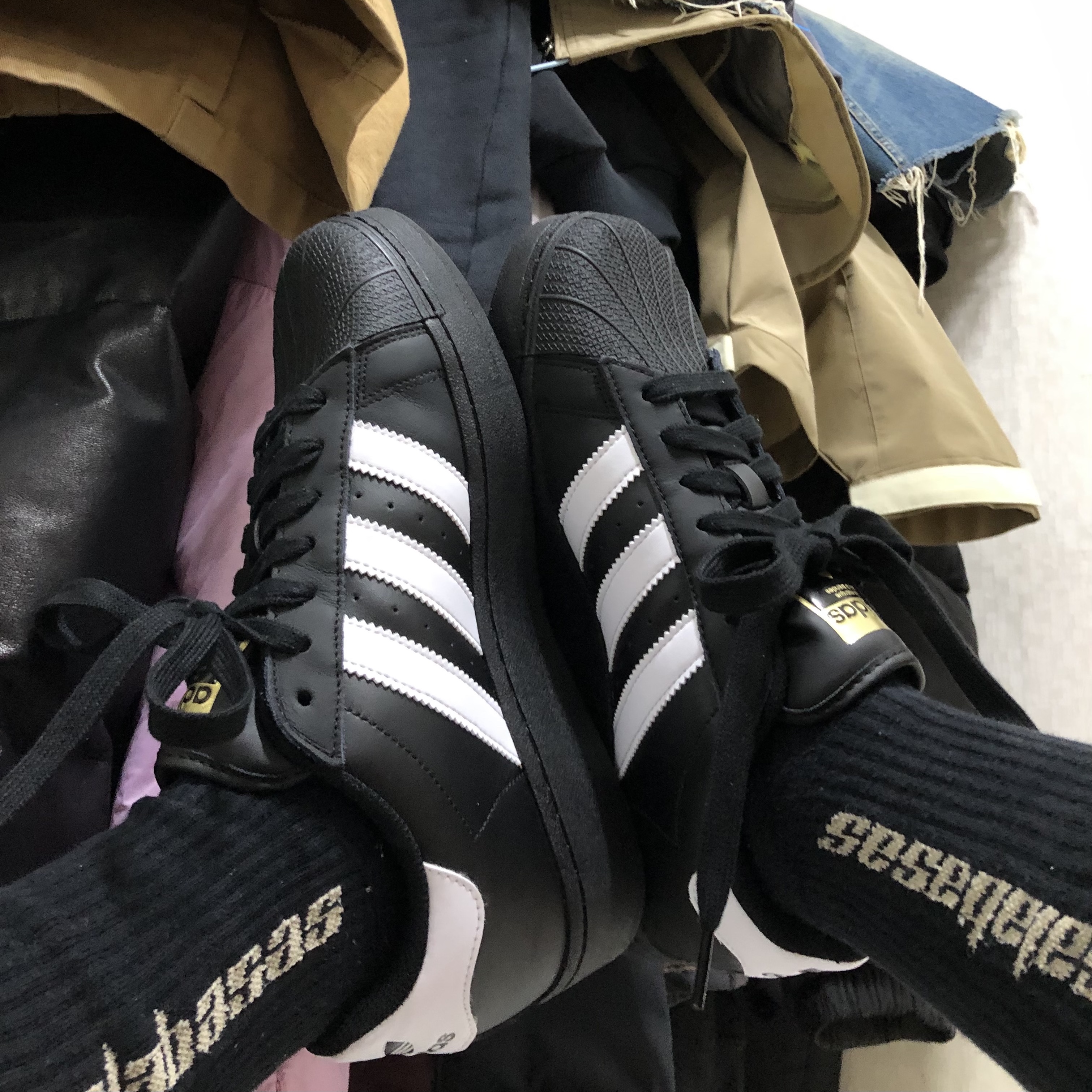 Adidas Superstar XLG Core Black White 착용 스타일