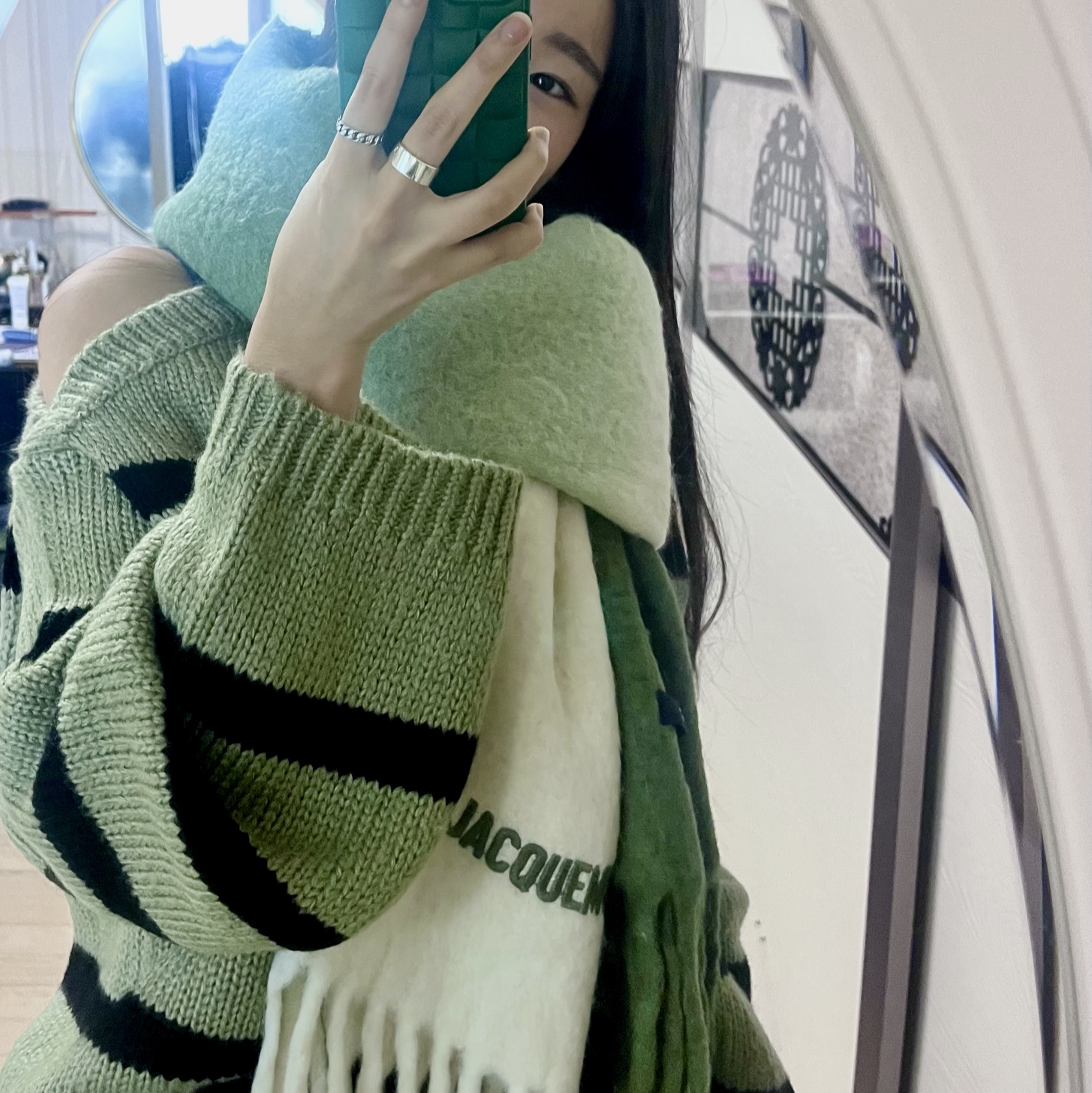 Jacquemus L'echarpe Moisson Gradient Muffler Multi Khaki 착용 스타일
