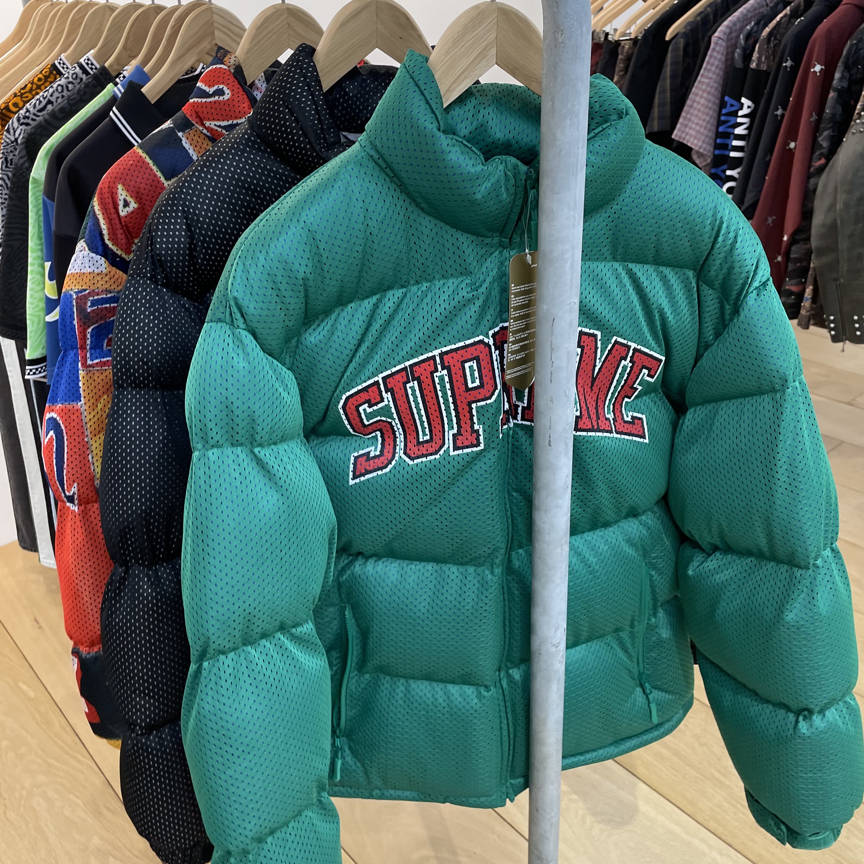Supreme Mesh Jersey Puffer Jacket Black - 23SS, Asics Jog 100 2 Black 착용 스타일 - 4