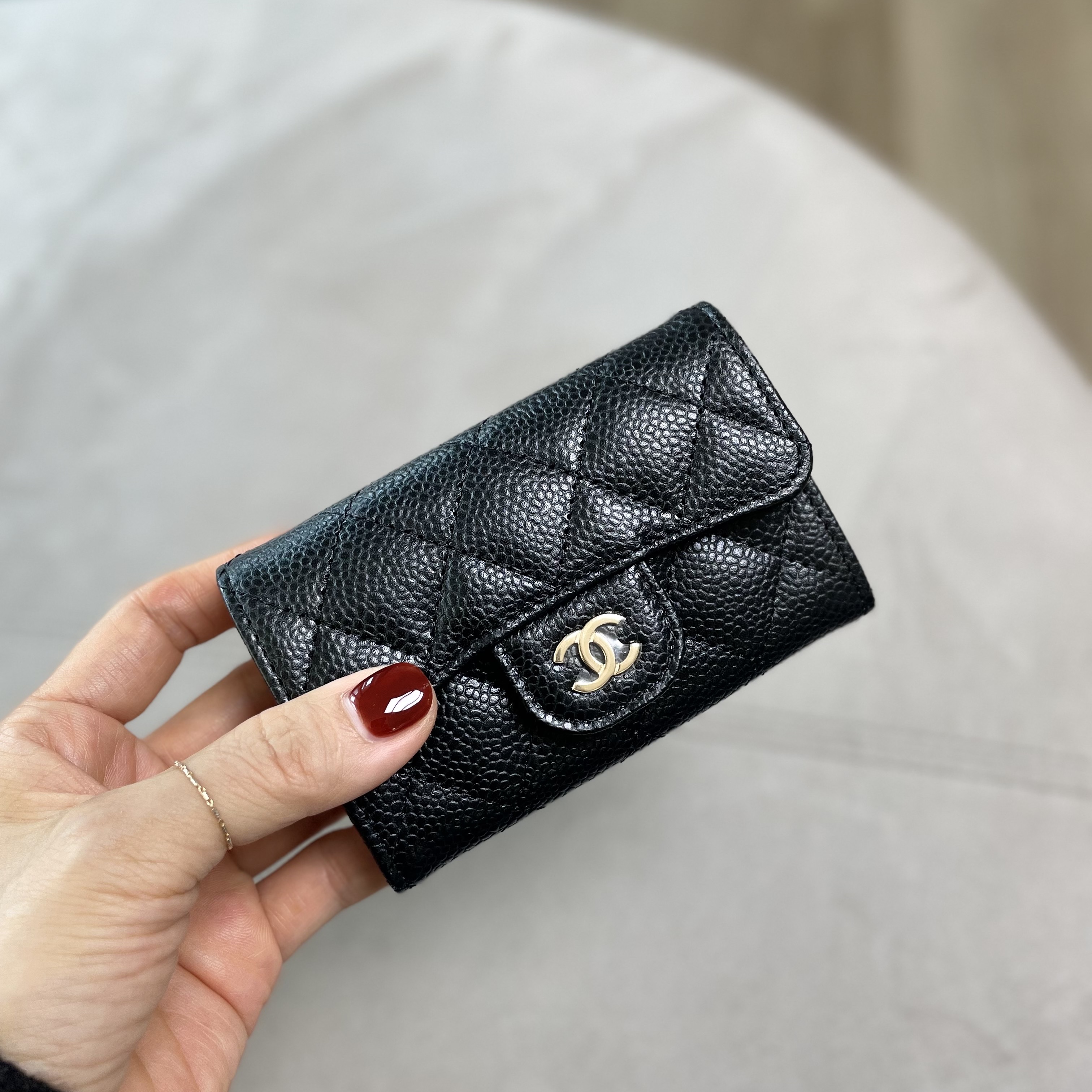 Chanel Classic Card Holder Grained Calfskin & Gold Black 착용 스타일 - 2