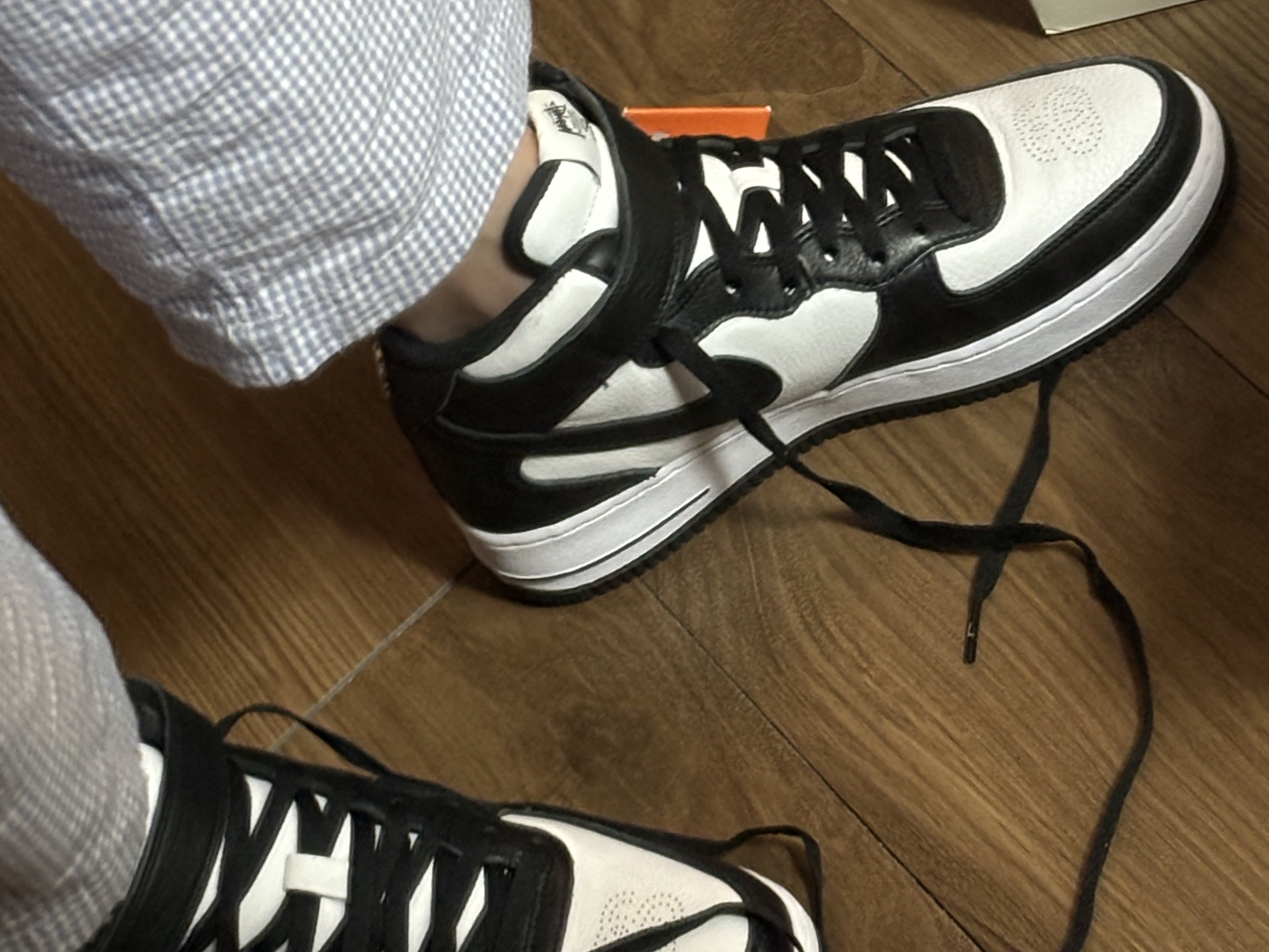 Nike x Stussy Air Force 1 '07 Mid SP Black and Light Bone 착용 스타일 - 3