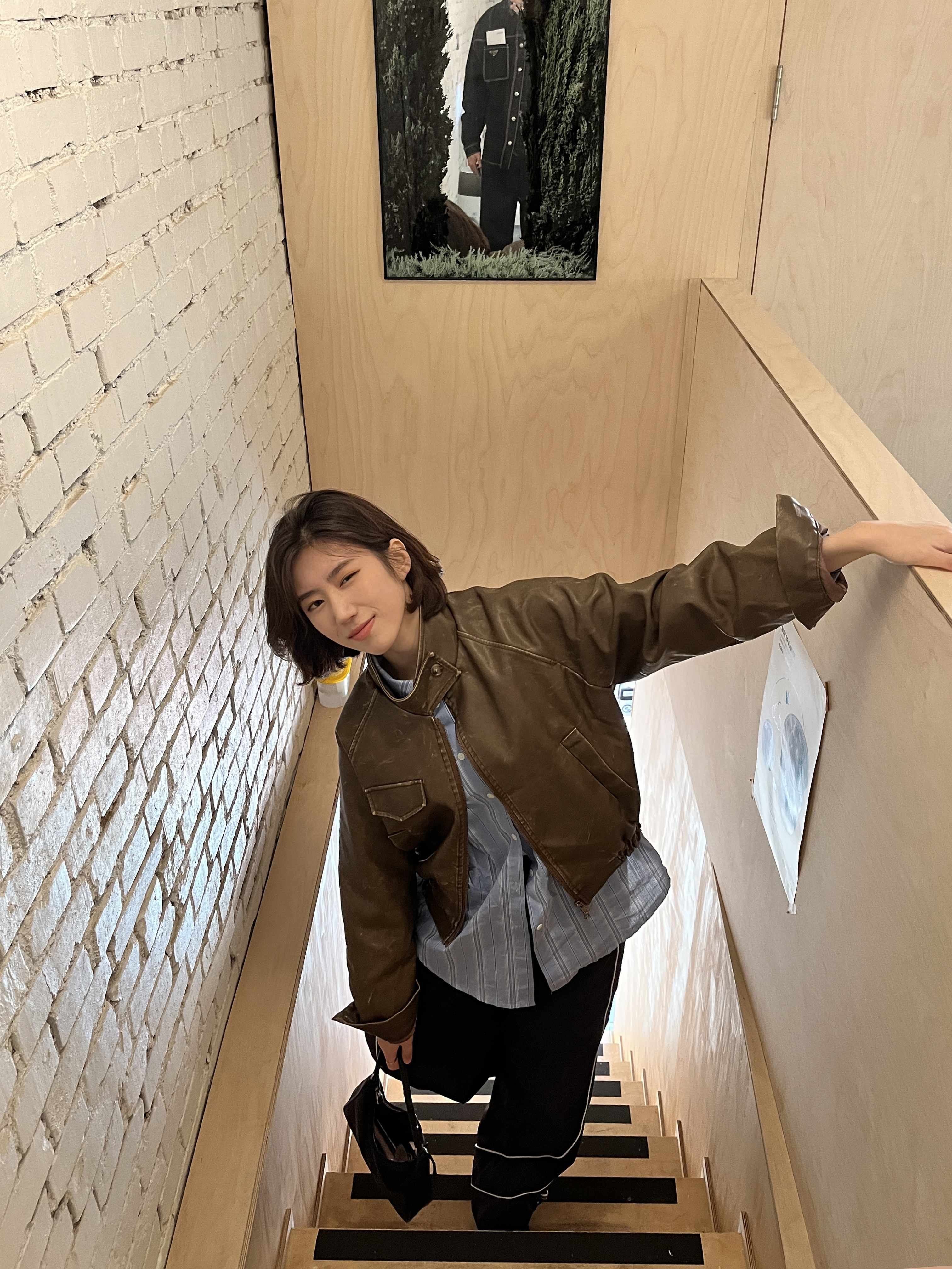 (W) UGG Classic Mini Platform Boots Black, Prada Re-Edition 2000 Re-Nylon Mini Shoulder Bag Black 착용 스타일 - 4