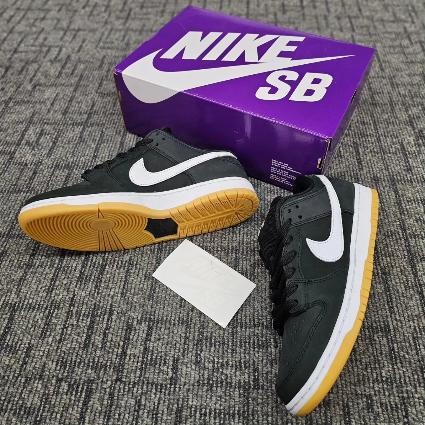 Nike SB Dunk Low Pro Black White 착용 스타일 - 7